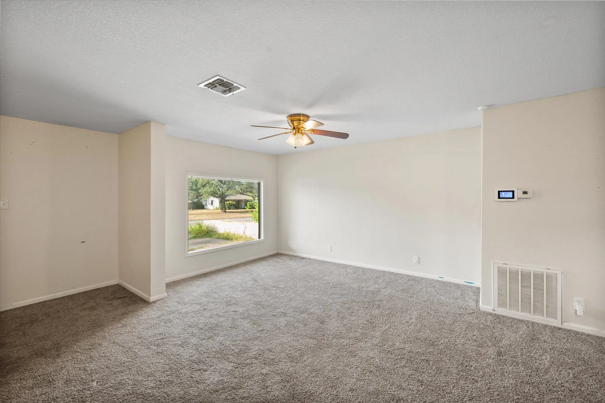Single Family Residence For Sale in Limestone County , 807 E Tyler Street, Mexia, Texas 76667, 3 Bedroom, 1 Bathroom, Garage spaces, 1,816 Sqft, built in 1944, mls#21368148, Real Estate Agent in Mexia, Homes For Sale in Limestone county, Homes For Sale in Mexia, Realtor in Mexia Texas, Real Estate Brokerage Independent Realty Texas, Luminita Cordes Realtor
