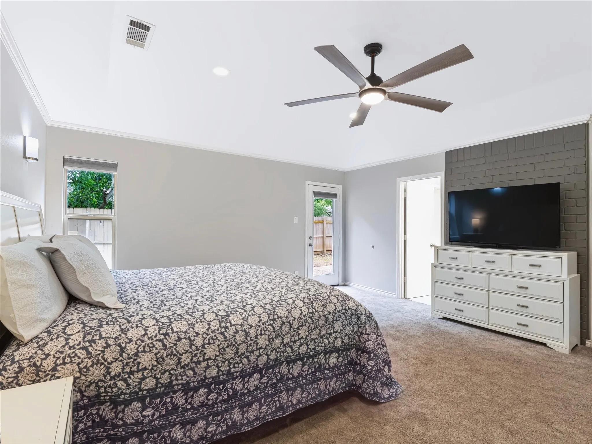 Single Family Residence For Sale in Tarrant County , 3313 Bobwhite Drive, Bedford, Texas 76021, 4 Bedroom, 3 Bathroom, 2 Garage spaces, 2,960 Sqft, built in 1977, mls#21367163, Real Estate Agent in Bedford, Homes For Sale in Tarrant county, Homes For Sale in Bedford, Realtor in Bedford Texas, Real Estate Brokerage Independent Realty Texas, Luminita Cordes Realtor