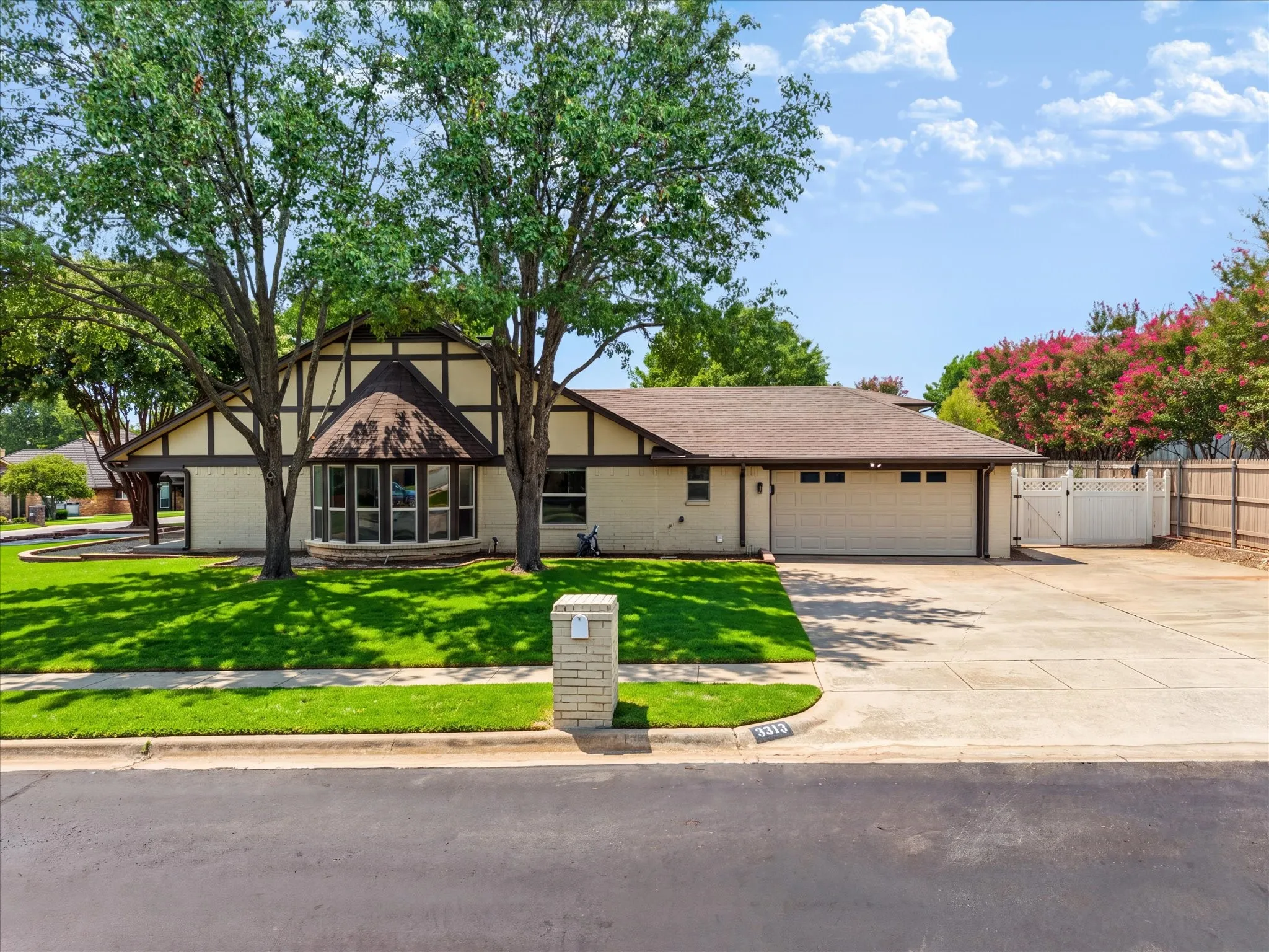 Single Family Residence For Sale in Tarrant County , 3313 Bobwhite Drive, Bedford, Texas 76021, 4 Bedroom, 3 Bathroom, 2 Garage spaces, 2,960 Sqft, built in 1977, mls#21367163, Real Estate Agent in Bedford, Homes For Sale in Tarrant county, Homes For Sale in Bedford, Realtor in Bedford Texas, Real Estate Brokerage Independent Realty Texas, Luminita Cordes Realtor