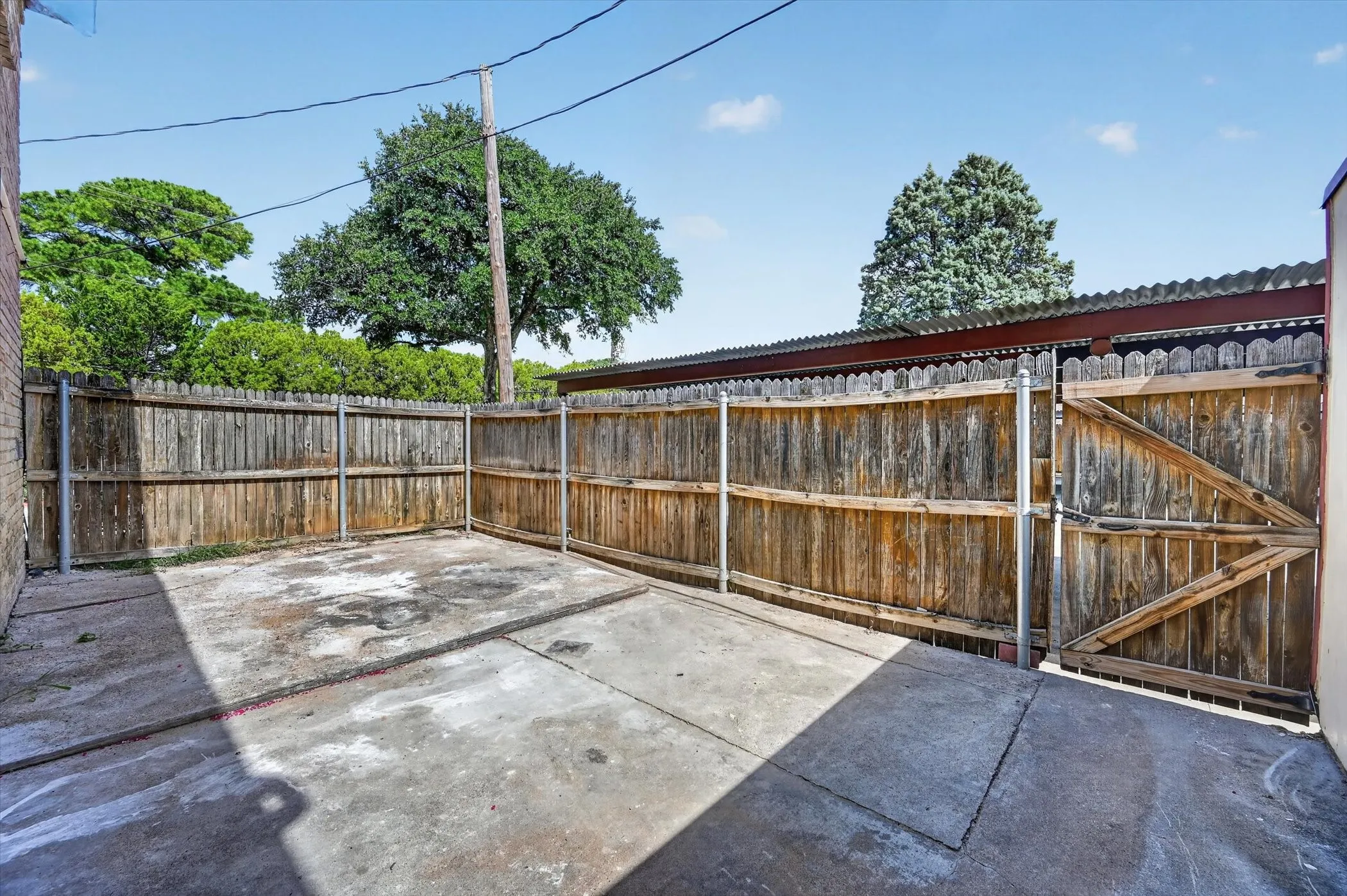 Condominium For Rent in Dallas County , 1801 E Grauwyler Road 101, Irving, Texas 75061, 3 Bedroom, 3 Bathroom, Garage spaces, 1,552 Sqft, built in 1970, mls#21368221, Real Estate Agent in Irving, Homes For Rent in Dallas county, Homes For Rent in Irving, Realtor in Irving Texas, Real Estate Brokerage Independent Realty Texas, Luminita Cordes Realtor