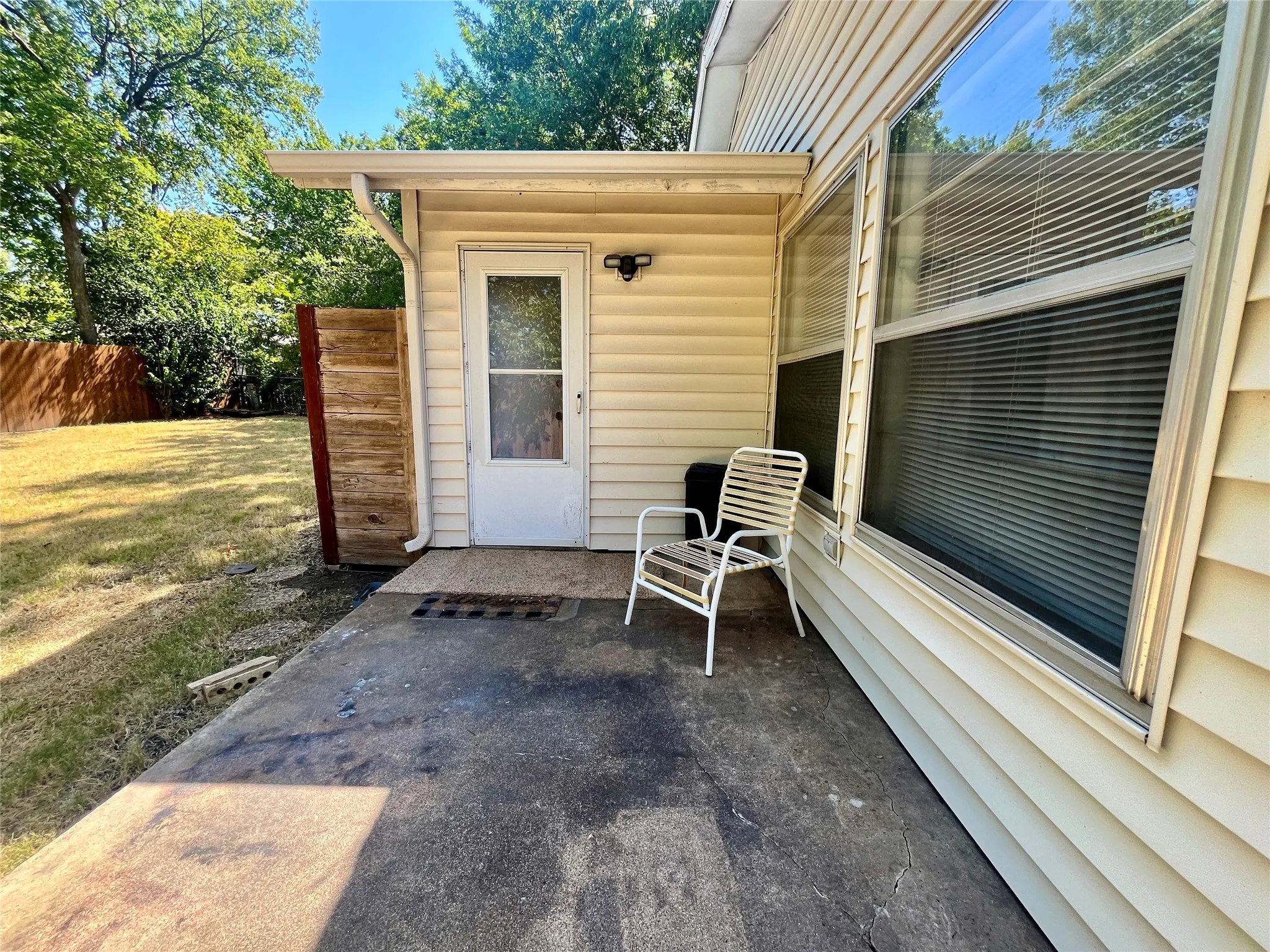 Single Family Residence For Rent in Tarrant County , 1811 Redwood Street, Arlington, Texas 76014, 3 Bedroom, 2 Bathroom, 2 Garage spaces, 1,665 Sqft, built in 1970, mls#21320485, Real Estate Agent in Arlington, Homes For Rent in Tarrant county, Homes For Rent in Arlington, Realtor in Arlington Texas, Real Estate Brokerage Independent Realty Texas, Luminita Cordes Realtor