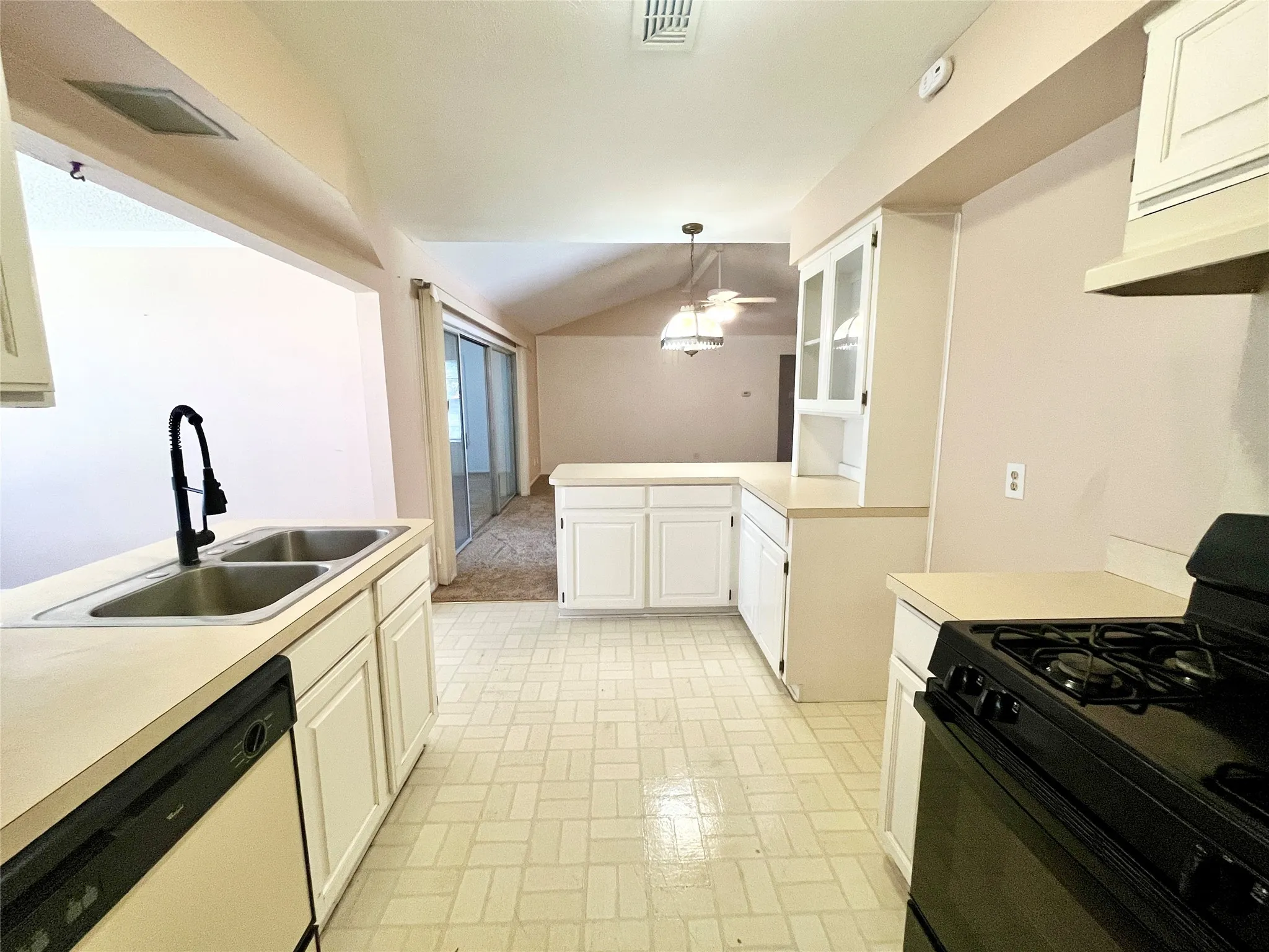 Single Family Residence For Rent in Tarrant County , 1811 Redwood Street, Arlington, Texas 76014, 3 Bedroom, 2 Bathroom, 2 Garage spaces, 1,665 Sqft, built in 1970, mls#21320485, Real Estate Agent in Arlington, Homes For Rent in Tarrant county, Homes For Rent in Arlington, Realtor in Arlington Texas, Real Estate Brokerage Independent Realty Texas, Luminita Cordes Realtor
