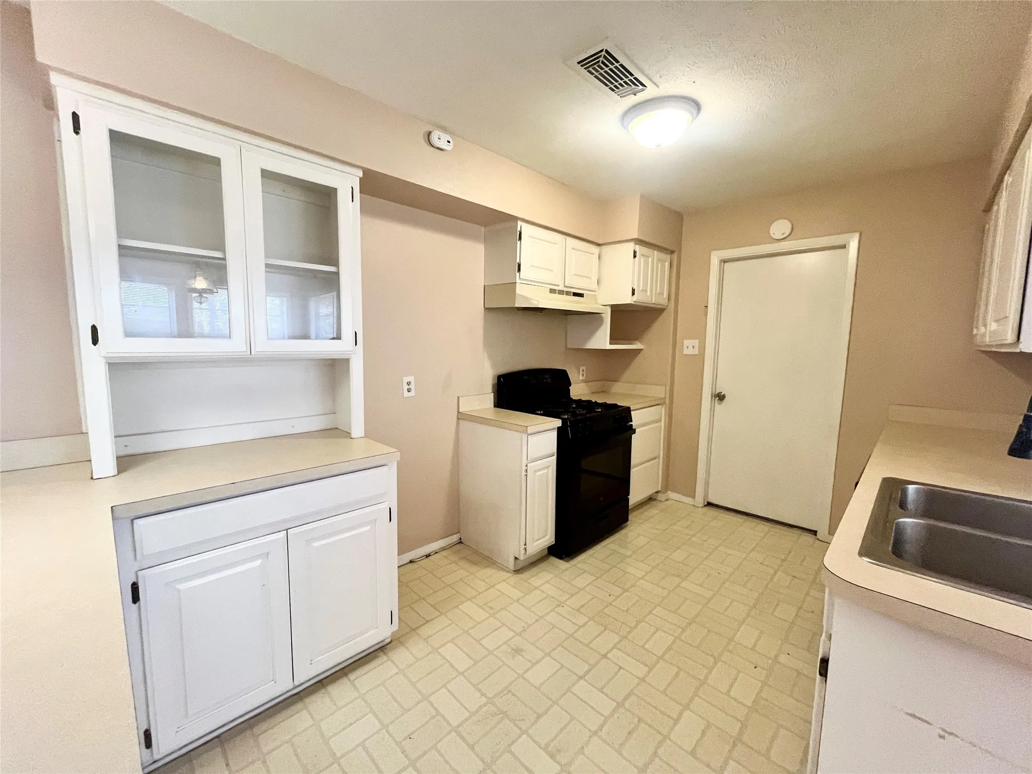 Single Family Residence For Rent in Tarrant County , 1811 Redwood Street, Arlington, Texas 76014, 3 Bedroom, 2 Bathroom, 2 Garage spaces, 1,665 Sqft, built in 1970, mls#21320485, Real Estate Agent in Arlington, Homes For Rent in Tarrant county, Homes For Rent in Arlington, Realtor in Arlington Texas, Real Estate Brokerage Independent Realty Texas, Luminita Cordes Realtor