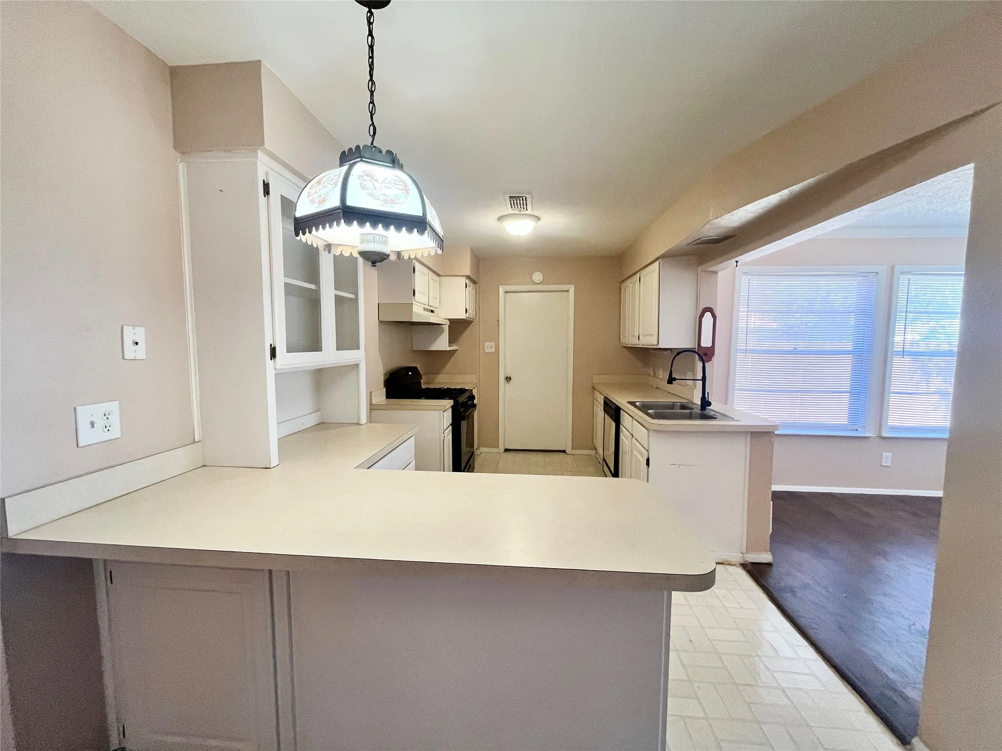 Single Family Residence For Rent in Tarrant County , 1811 Redwood Street, Arlington, Texas 76014, 3 Bedroom, 2 Bathroom, 2 Garage spaces, 1,665 Sqft, built in 1970, mls#21320485, Real Estate Agent in Arlington, Homes For Rent in Tarrant county, Homes For Rent in Arlington, Realtor in Arlington Texas, Real Estate Brokerage Independent Realty Texas, Luminita Cordes Realtor