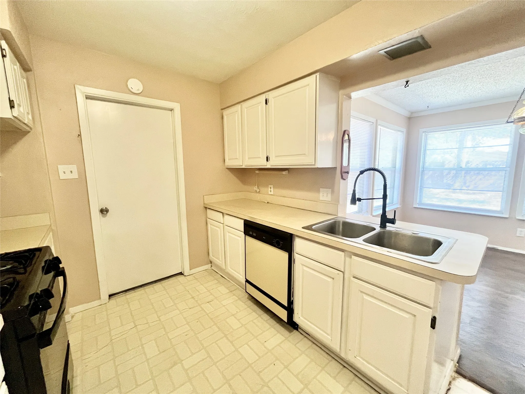 Single Family Residence For Rent in Tarrant County , 1811 Redwood Street, Arlington, Texas 76014, 3 Bedroom, 2 Bathroom, 2 Garage spaces, 1,665 Sqft, built in 1970, mls#21320485, Real Estate Agent in Arlington, Homes For Rent in Tarrant county, Homes For Rent in Arlington, Realtor in Arlington Texas, Real Estate Brokerage Independent Realty Texas, Luminita Cordes Realtor