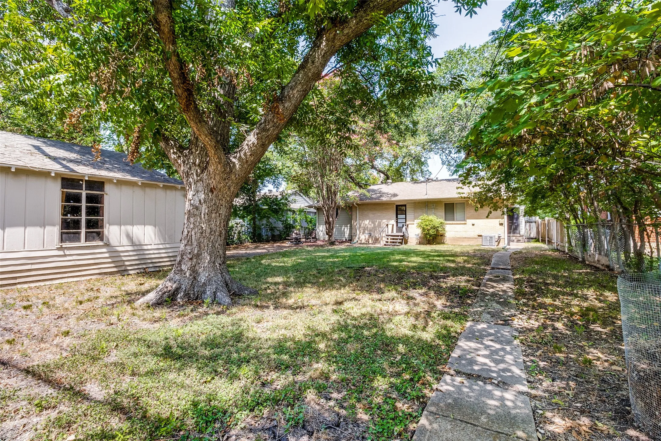 Single Family Residence For Rent in Dallas County , 10312 Sylvia Drive, Dallas, Texas 75228, 3 Bedroom, 2 Bathroom, Garage spaces, 1,218 Sqft, built in 1951, mls#21368234, Real Estate Agent in Dallas, Homes For Rent in Dallas county, Homes For Rent in Dallas, Realtor in Dallas Texas, Real Estate Brokerage Independent Realty Texas, Luminita Cordes Realtor