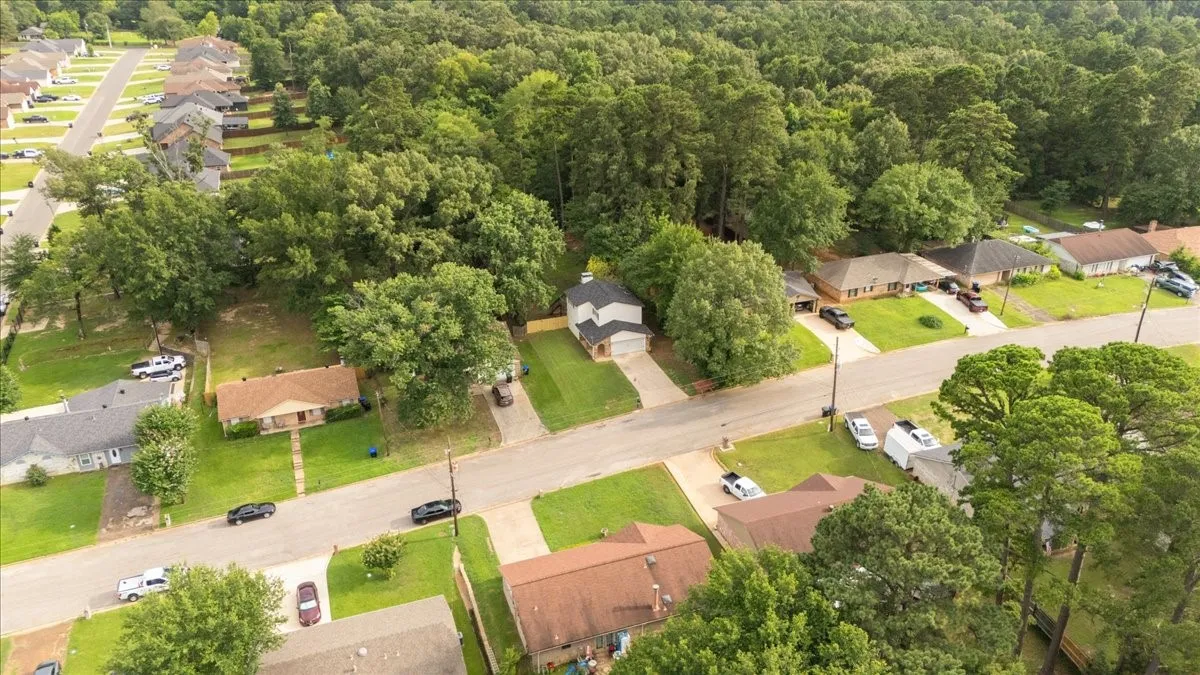 Single Family Residence For Sale in Gregg County , 1210 Chad Street, Longview, Texas 75604, 3 Bedroom, 3 Bathroom, 2 Garage spaces, 1,478 Sqft, built in 1982, mls#21360752, Real Estate Agent in Longview, Homes For Sale in Gregg county, Homes For Sale in Longview, Realtor in Longview Texas, Real Estate Brokerage Independent Realty Texas, Luminita Cordes Realtor