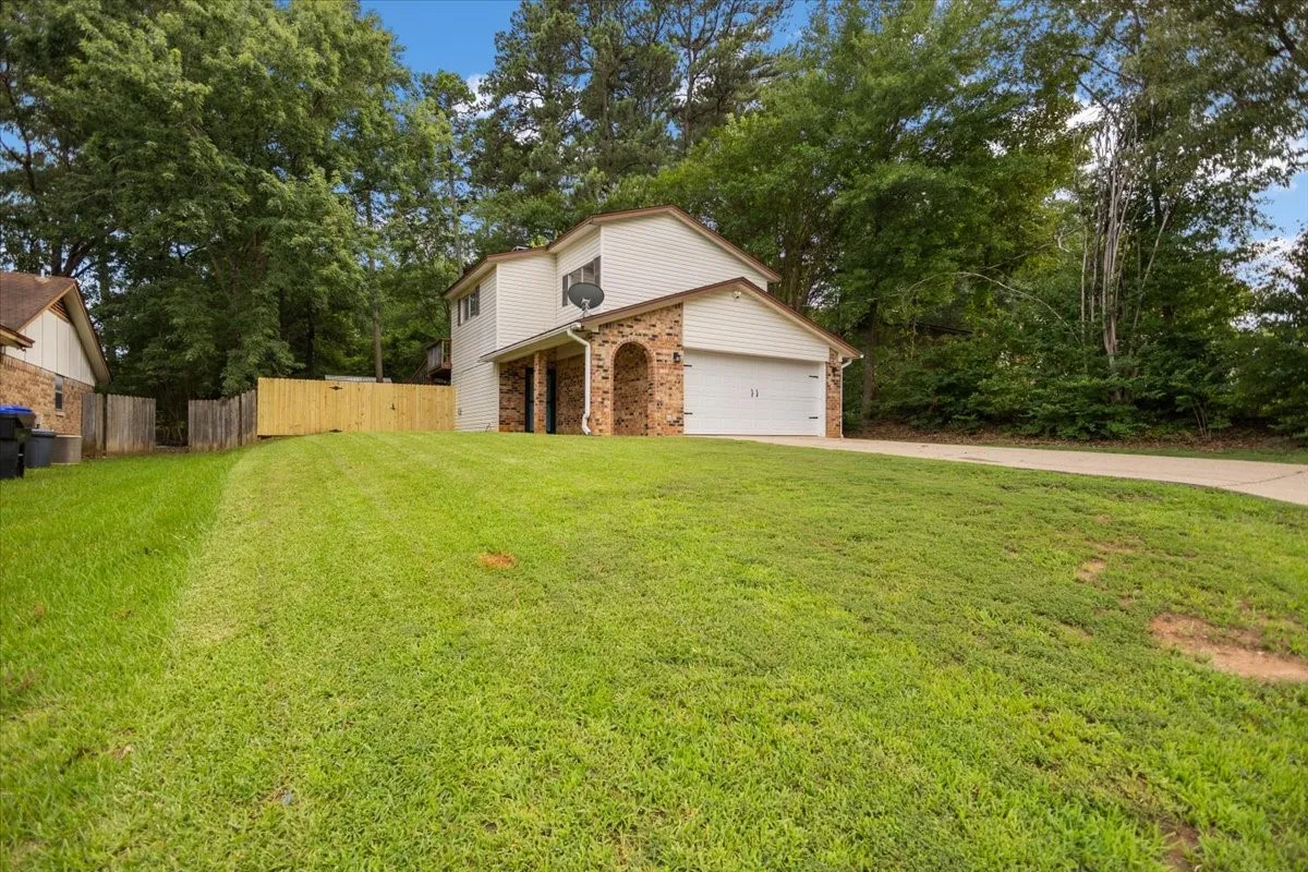 Single Family Residence For Sale in Gregg County , 1210 Chad Street, Longview, Texas 75604, 3 Bedroom, 3 Bathroom, 2 Garage spaces, 1,478 Sqft, built in 1982, mls#21360752, Real Estate Agent in Longview, Homes For Sale in Gregg county, Homes For Sale in Longview, Realtor in Longview Texas, Real Estate Brokerage Independent Realty Texas, Luminita Cordes Realtor