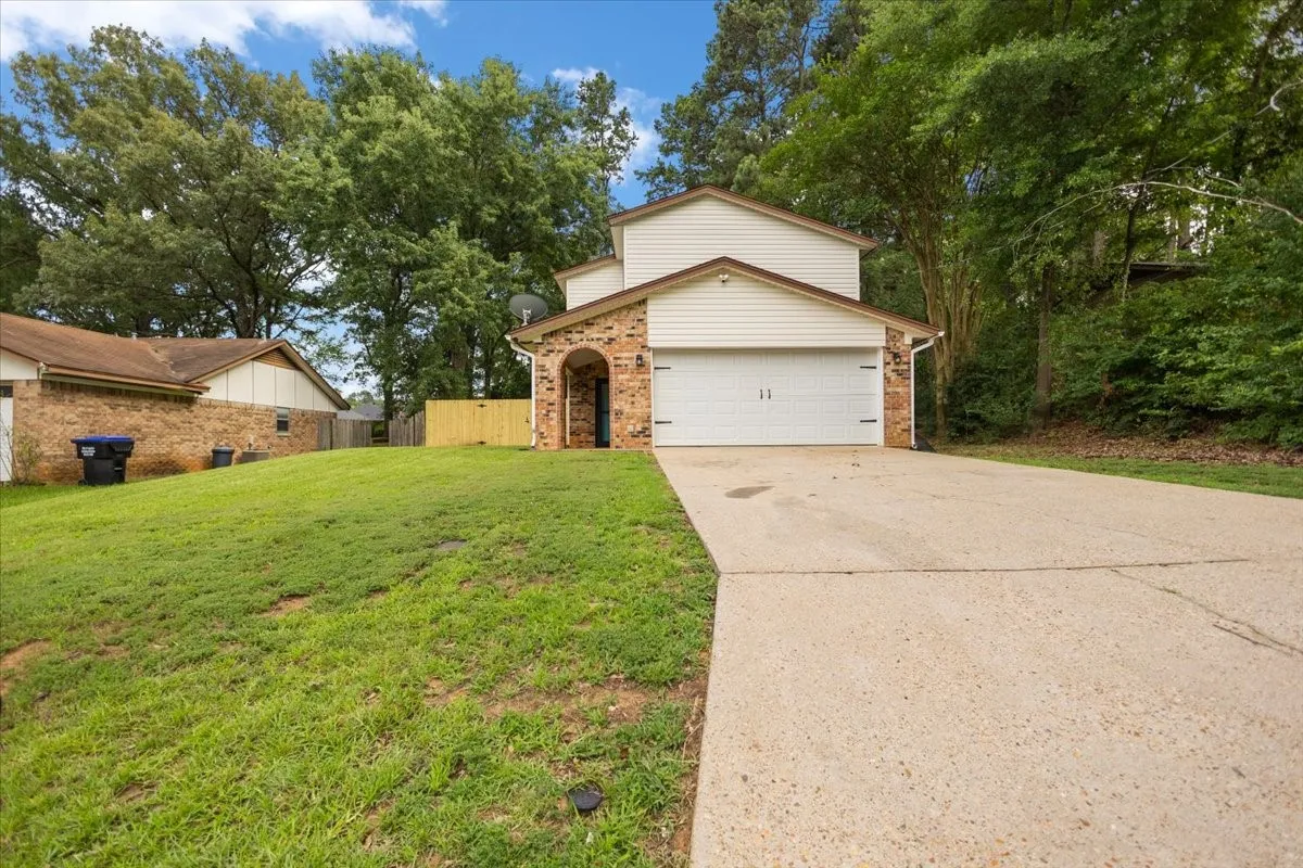 Single Family Residence For Sale in Gregg County , 1210 Chad Street, Longview, Texas 75604, 3 Bedroom, 3 Bathroom, 2 Garage spaces, 1,478 Sqft, built in 1982, mls#21360752, Real Estate Agent in Longview, Homes For Sale in Gregg county, Homes For Sale in Longview, Realtor in Longview Texas, Real Estate Brokerage Independent Realty Texas, Luminita Cordes Realtor