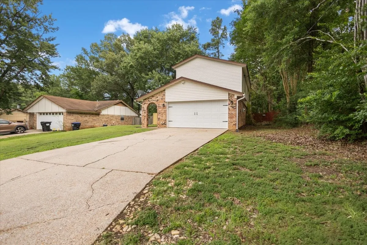 Single Family Residence For Sale in Gregg County , 1210 Chad Street, Longview, Texas 75604, 3 Bedroom, 3 Bathroom, 2 Garage spaces, 1,478 Sqft, built in 1982, mls#21360752, Real Estate Agent in Longview, Homes For Sale in Gregg county, Homes For Sale in Longview, Realtor in Longview Texas, Real Estate Brokerage Independent Realty Texas, Luminita Cordes Realtor