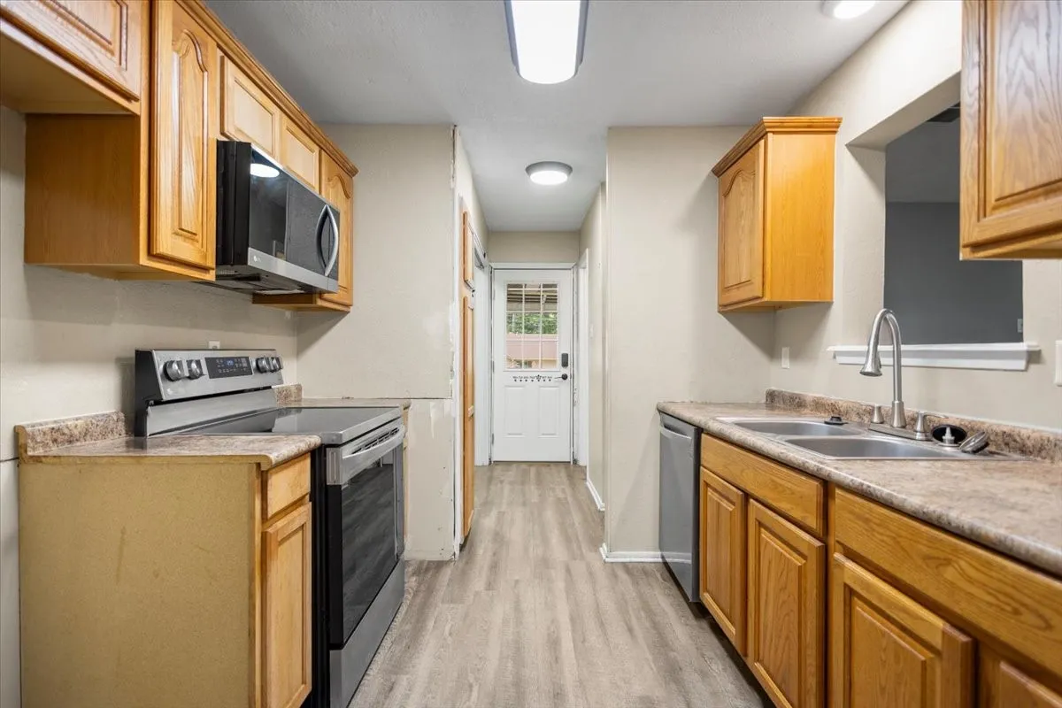 Single Family Residence For Sale in Gregg County , 1210 Chad Street, Longview, Texas 75604, 3 Bedroom, 3 Bathroom, 2 Garage spaces, 1,478 Sqft, built in 1982, mls#21360752, Real Estate Agent in Longview, Homes For Sale in Gregg county, Homes For Sale in Longview, Realtor in Longview Texas, Real Estate Brokerage Independent Realty Texas, Luminita Cordes Realtor