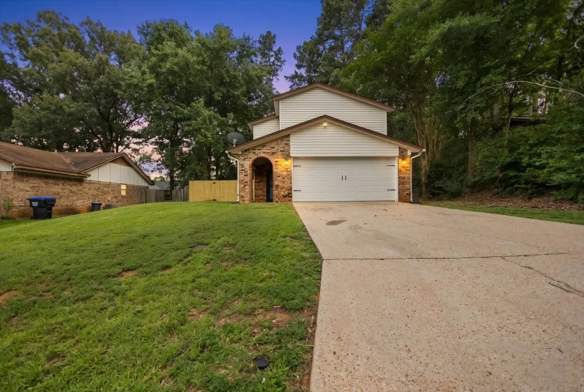 Single Family Residence For Sale in Gregg County , 1210 Chad Street, Longview, Texas 75604, 3 Bedroom, 3 Bathroom, 2 Garage spaces, 1,478 Sqft, built in 1982, mls#21360752, Real Estate Agent in Longview, Homes For Sale in Gregg county, Homes For Sale in Longview, Realtor in Longview Texas, Real Estate Brokerage Independent Realty Texas, Luminita Cordes Realtor