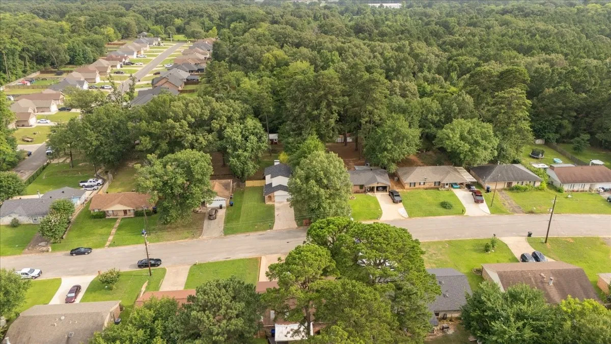 Single Family Residence For Sale in Gregg County , 1210 Chad Street, Longview, Texas 75604, 3 Bedroom, 3 Bathroom, 2 Garage spaces, 1,478 Sqft, built in 1982, mls#21360752, Real Estate Agent in Longview, Homes For Sale in Gregg county, Homes For Sale in Longview, Realtor in Longview Texas, Real Estate Brokerage Independent Realty Texas, Luminita Cordes Realtor