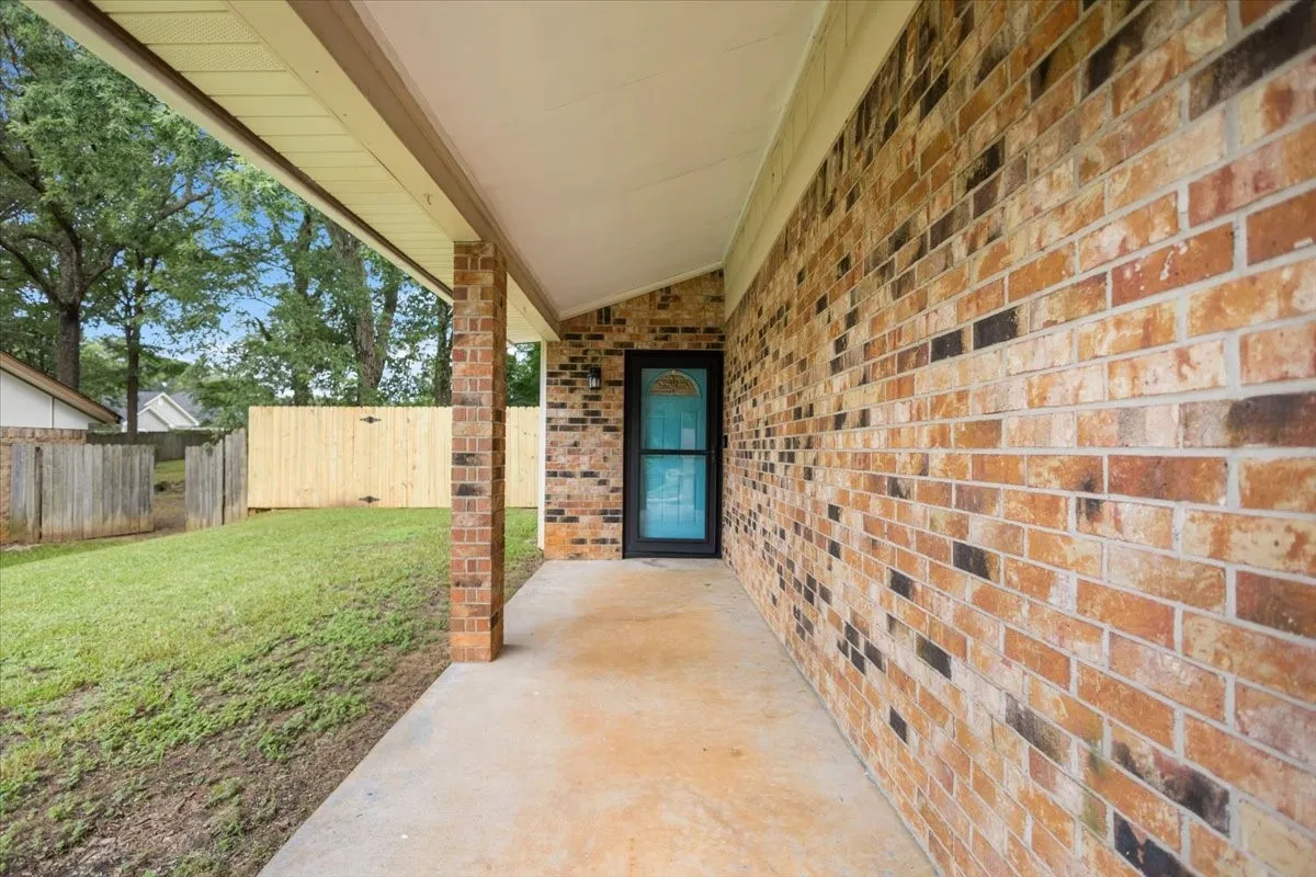 Single Family Residence For Sale in Gregg County , 1210 Chad Street, Longview, Texas 75604, 3 Bedroom, 3 Bathroom, 2 Garage spaces, 1,478 Sqft, built in 1982, mls#21360752, Real Estate Agent in Longview, Homes For Sale in Gregg county, Homes For Sale in Longview, Realtor in Longview Texas, Real Estate Brokerage Independent Realty Texas, Luminita Cordes Realtor