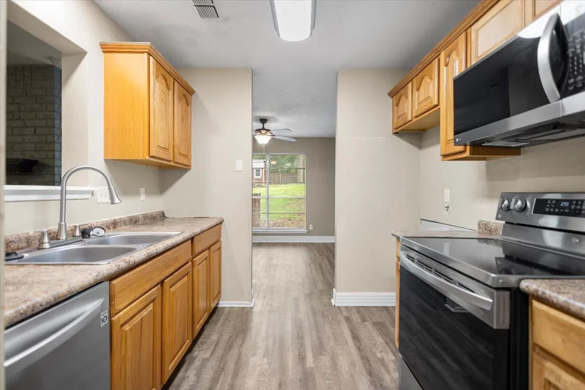 Single Family Residence For Sale in Gregg County , 1210 Chad Street, Longview, Texas 75604, 3 Bedroom, 3 Bathroom, 2 Garage spaces, 1,478 Sqft, built in 1982, mls#21360752, Real Estate Agent in Longview, Homes For Sale in Gregg county, Homes For Sale in Longview, Realtor in Longview Texas, Real Estate Brokerage Independent Realty Texas, Luminita Cordes Realtor