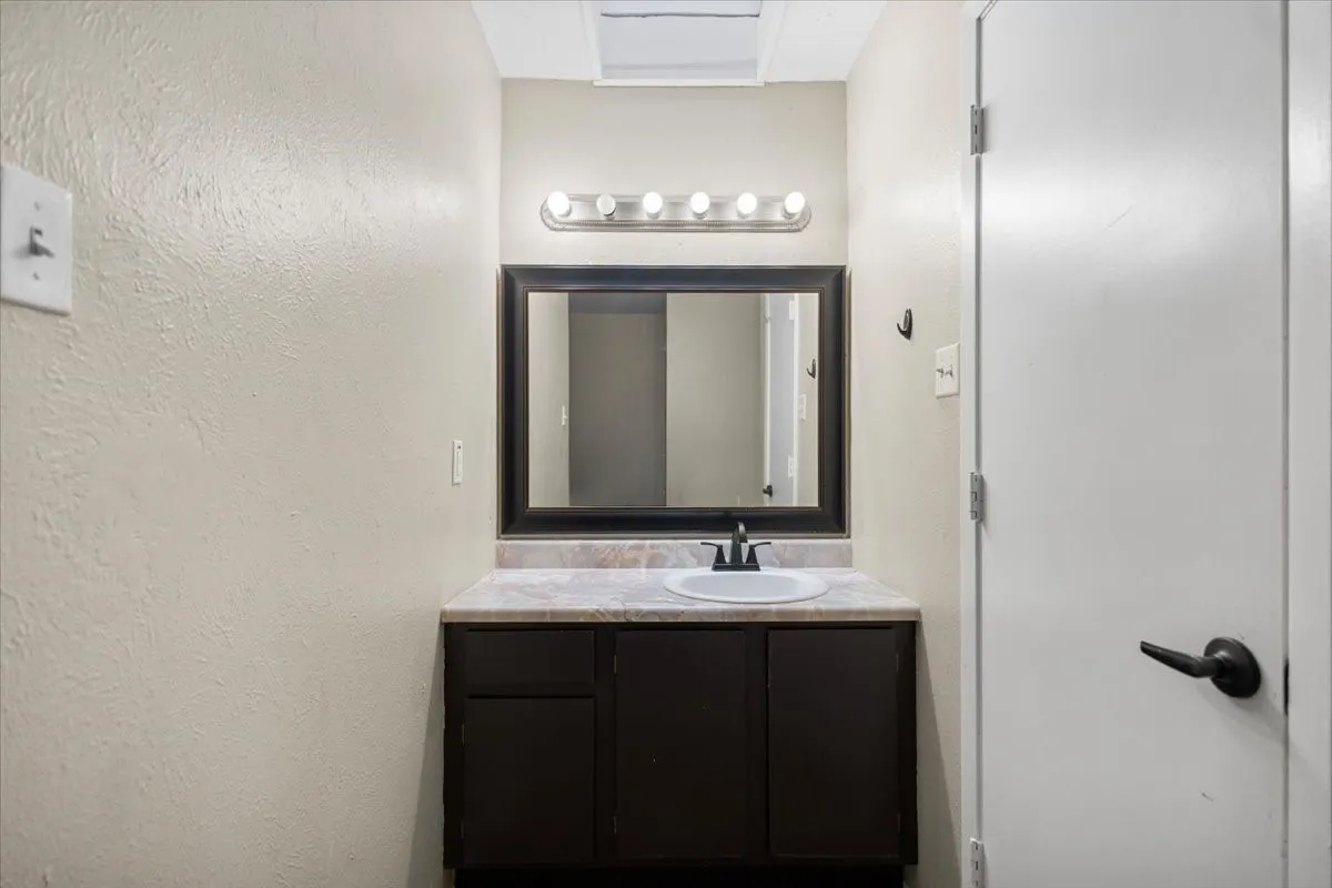 Single Family Residence For Sale in Gregg County , 1210 Chad Street, Longview, Texas 75604, 3 Bedroom, 3 Bathroom, 2 Garage spaces, 1,478 Sqft, built in 1982, mls#21360752, Real Estate Agent in Longview, Homes For Sale in Gregg county, Homes For Sale in Longview, Realtor in Longview Texas, Real Estate Brokerage Independent Realty Texas, Luminita Cordes Realtor