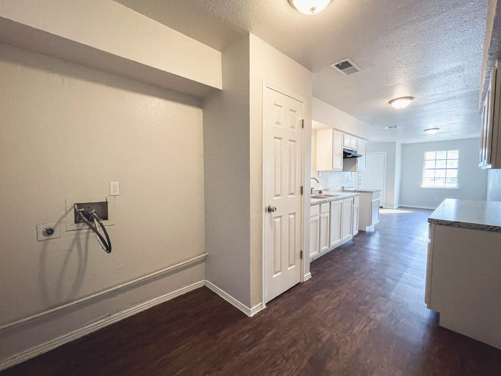Apartment For Rent in Ellis County , 1603 S Hall Street B, Ennis, Texas 75119, 1 Bedroom, 1 Bathroom, Garage spaces, 777 Sqft, built in 1987, mls#21368247, Real Estate Agent in Ennis, Homes For Rent in Ellis county, Homes For Rent in Ennis, Realtor in Ennis Texas, Real Estate Brokerage Independent Realty Texas, Luminita Cordes Realtor