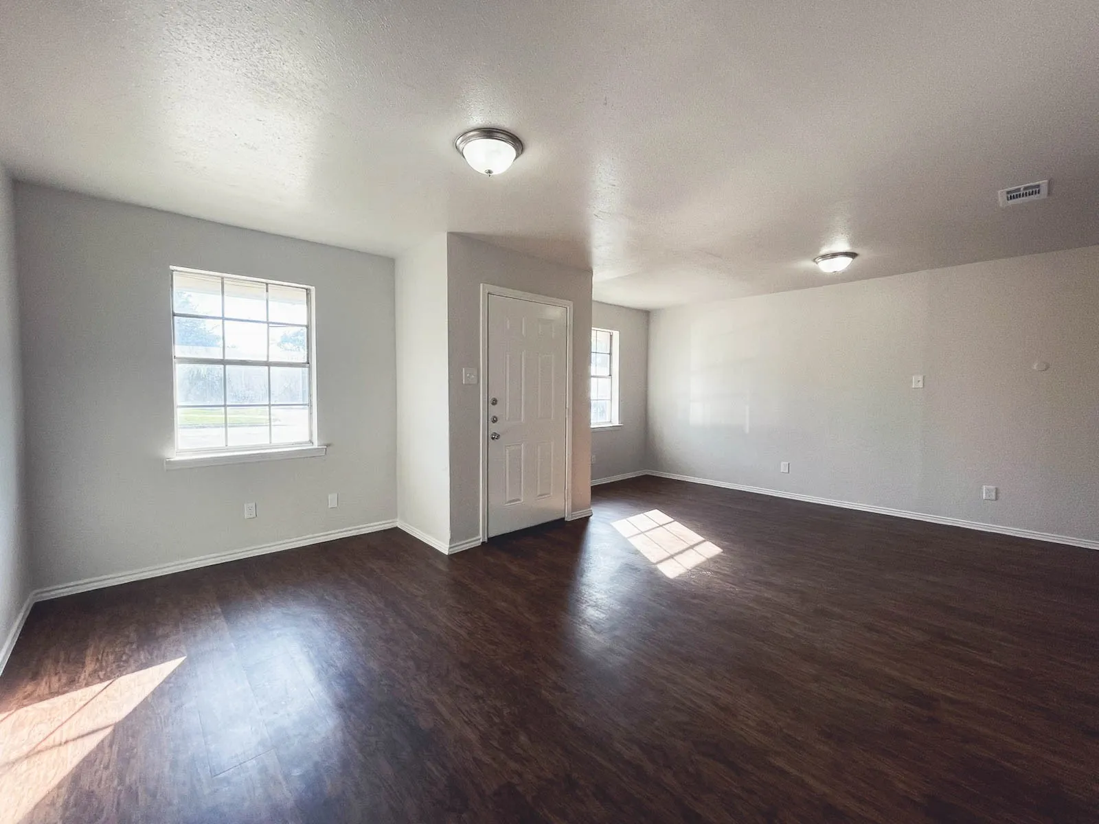 Apartment For Rent in Ellis County , 1603 S Hall Street B, Ennis, Texas 75119, 1 Bedroom, 1 Bathroom, Garage spaces, 777 Sqft, built in 1987, mls#21368247, Real Estate Agent in Ennis, Homes For Rent in Ellis county, Homes For Rent in Ennis, Realtor in Ennis Texas, Real Estate Brokerage Independent Realty Texas, Luminita Cordes Realtor