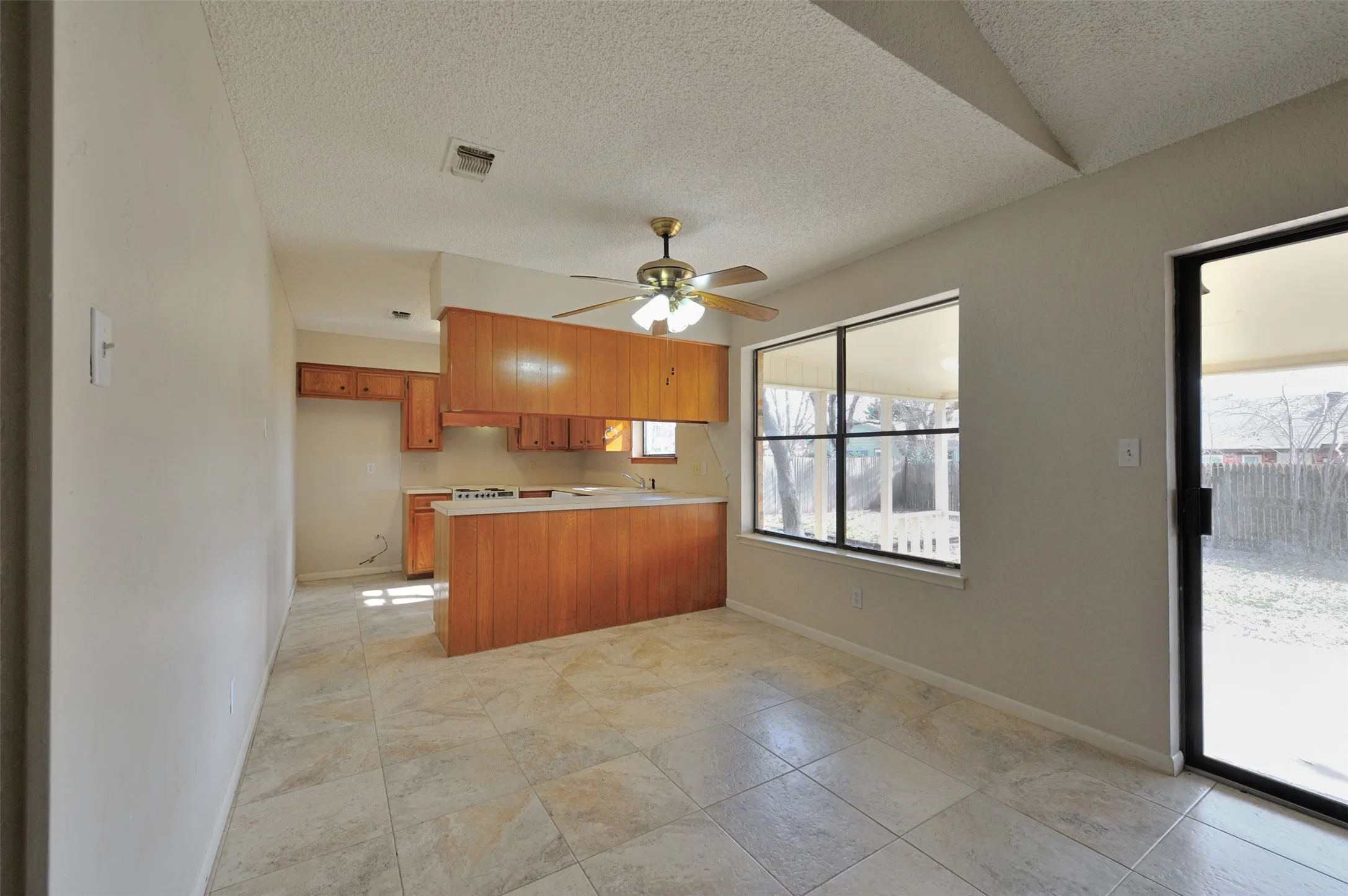 Single Family Residence For Rent in Parker County , 1209 Kay Drive, Weatherford, Texas 76086, 3 Bedroom, 2 Bathroom, 2 Garage spaces, 1,430 Sqft, built in 1980, mls#21368253, Real Estate Agent in Weatherford, Homes For Rent in Parker county, Homes For Rent in Weatherford, Realtor in Weatherford Texas, Real Estate Brokerage Independent Realty Texas, Luminita Cordes Realtor
