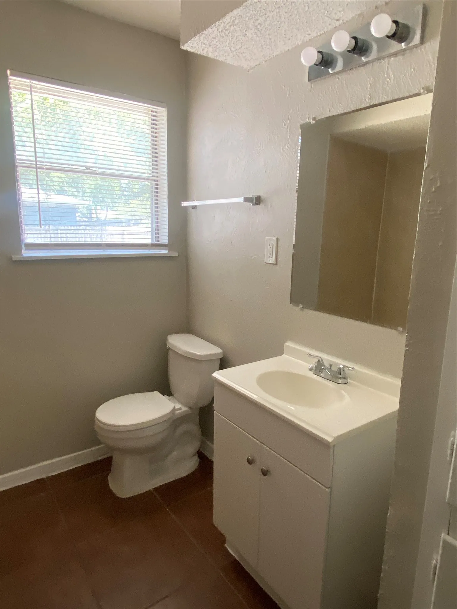 Single Family Residence For Rent in Dallas County , 5616 Glen Forest Lane, Dallas, Texas 75241, 3 Bedroom, 2 Bathroom, 2 Garage spaces, 1,949 Sqft, built in 1960, mls#21368254, Real Estate Agent in Dallas, Homes For Rent in Dallas county, Homes For Rent in Dallas, Realtor in Dallas Texas, Real Estate Brokerage Independent Realty Texas, Luminita Cordes Realtor