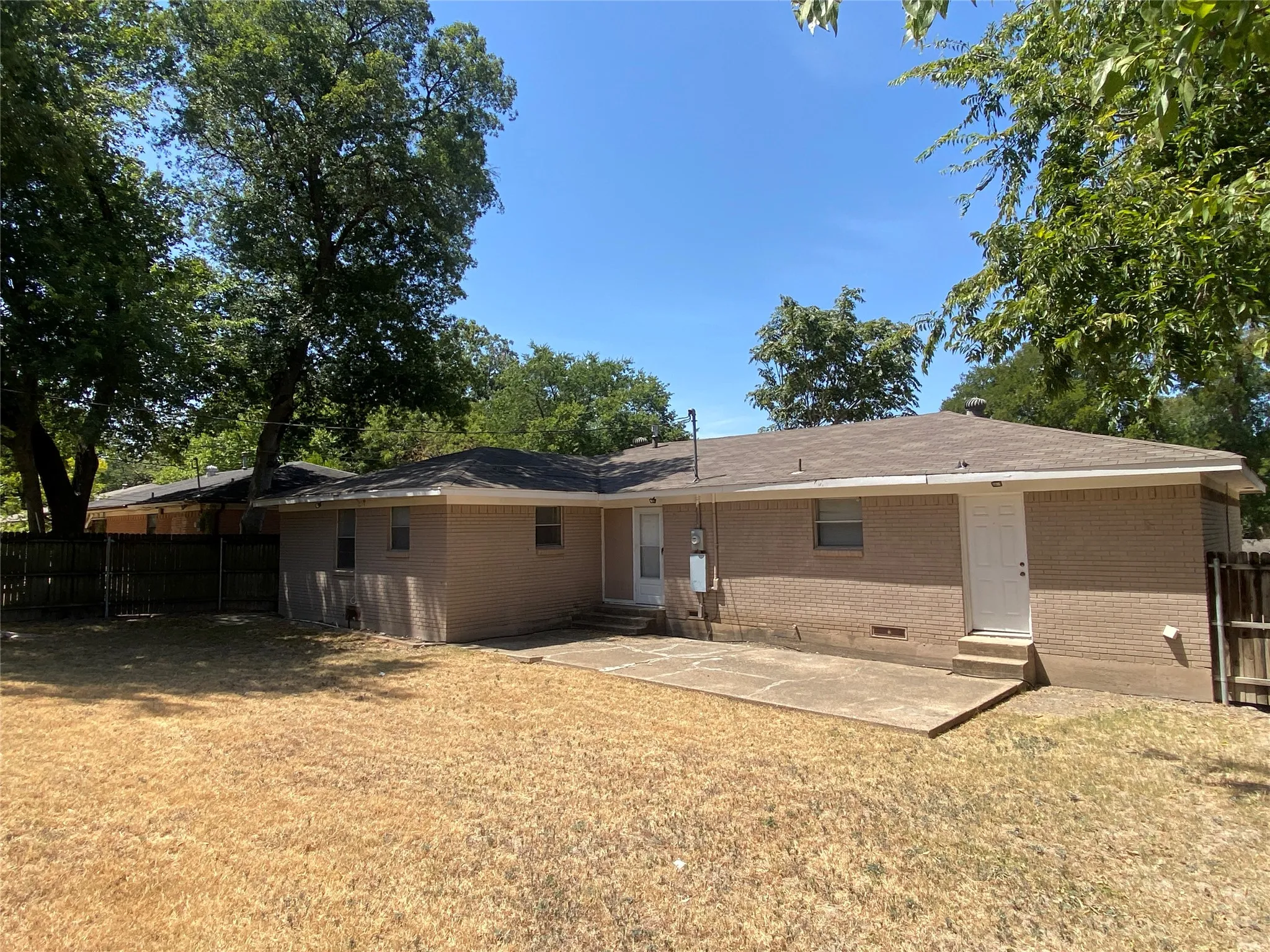 Single Family Residence For Rent in Dallas County , 5616 Glen Forest Lane, Dallas, Texas 75241, 3 Bedroom, 2 Bathroom, 2 Garage spaces, 1,949 Sqft, built in 1960, mls#21368254, Real Estate Agent in Dallas, Homes For Rent in Dallas county, Homes For Rent in Dallas, Realtor in Dallas Texas, Real Estate Brokerage Independent Realty Texas, Luminita Cordes Realtor