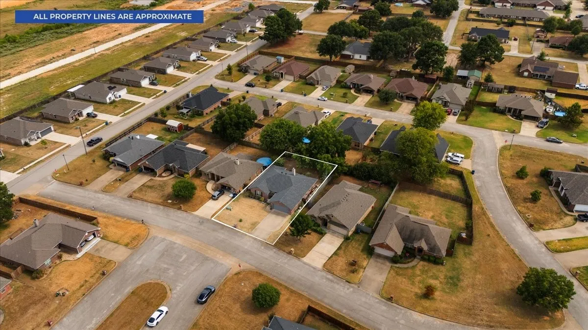 Single Family Residence For Sale in Henderson County , 107 N Collin Drive, Chandler, Texas 75758, 3 Bedroom, 2 Bathroom, 2 Garage spaces, 1,476 Sqft, built in 2005, mls#21368100, Real Estate Agent in Chandler, Homes For Sale in Henderson county, Homes For Sale in Chandler, Realtor in Chandler Texas, Real Estate Brokerage Independent Realty Texas, Luminita Cordes Realtor