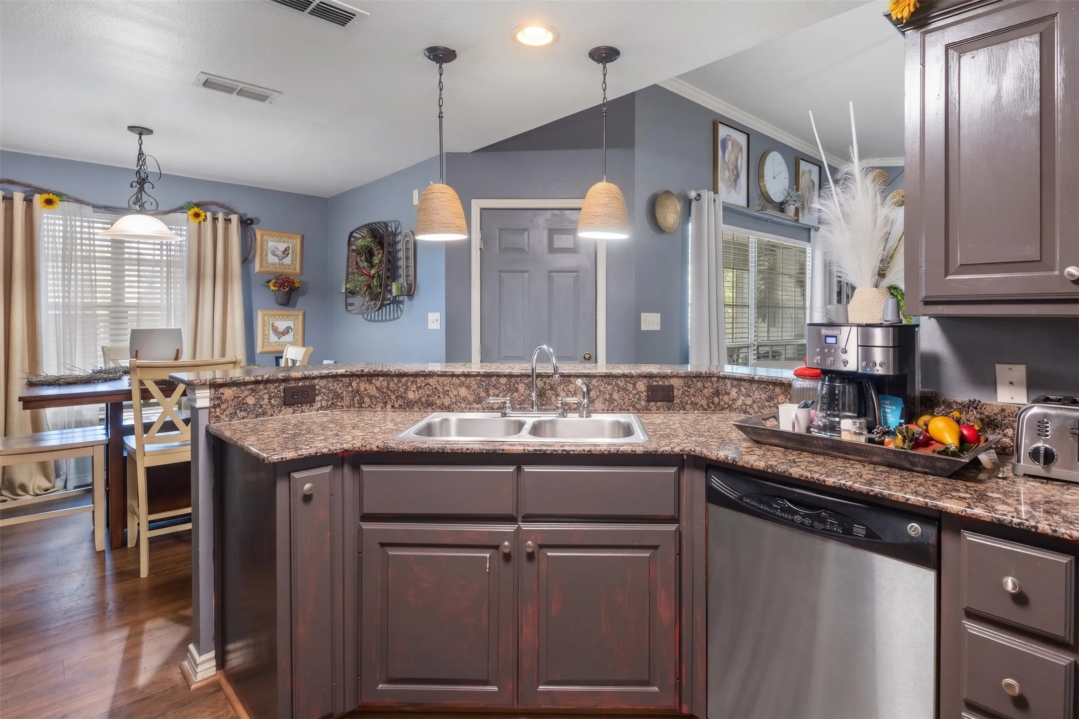 Single Family Residence For Sale in Henderson County , 107 N Collin Drive, Chandler, Texas 75758, 3 Bedroom, 2 Bathroom, 2 Garage spaces, 1,476 Sqft, built in 2005, mls#21368100, Real Estate Agent in Chandler, Homes For Sale in Henderson county, Homes For Sale in Chandler, Realtor in Chandler Texas, Real Estate Brokerage Independent Realty Texas, Luminita Cordes Realtor