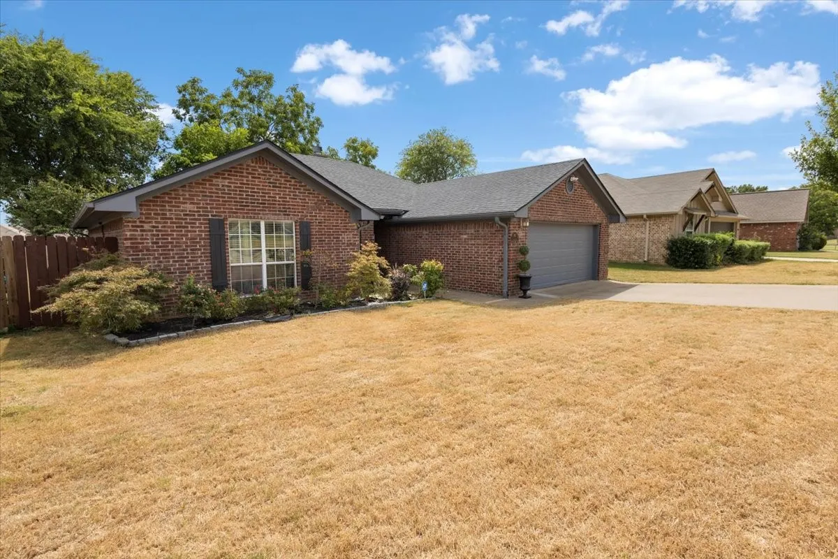 Single Family Residence For Sale in Henderson County , 107 N Collin Drive, Chandler, Texas 75758, 3 Bedroom, 2 Bathroom, 2 Garage spaces, 1,476 Sqft, built in 2005, mls#21368100, Real Estate Agent in Chandler, Homes For Sale in Henderson county, Homes For Sale in Chandler, Realtor in Chandler Texas, Real Estate Brokerage Independent Realty Texas, Luminita Cordes Realtor