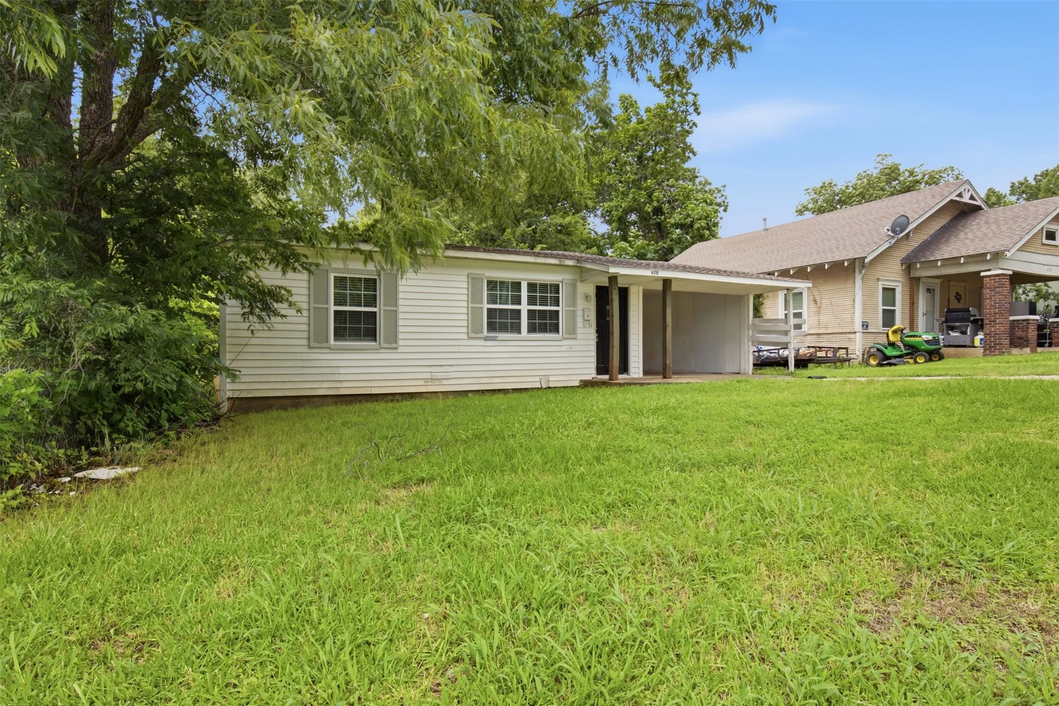Single Family Residence For Rent in Grayson County , 620 E Sears Street, Denison, Texas 75021, 2 Bedroom, 1 Bathroom, Garage spaces, 980 Sqft, built in 1940, mls#21368271, Real Estate Agent in Denison, Homes For Rent in Grayson county, Homes For Rent in Denison, Realtor in Denison Texas, Real Estate Brokerage Independent Realty Texas, Luminita Cordes Realtor