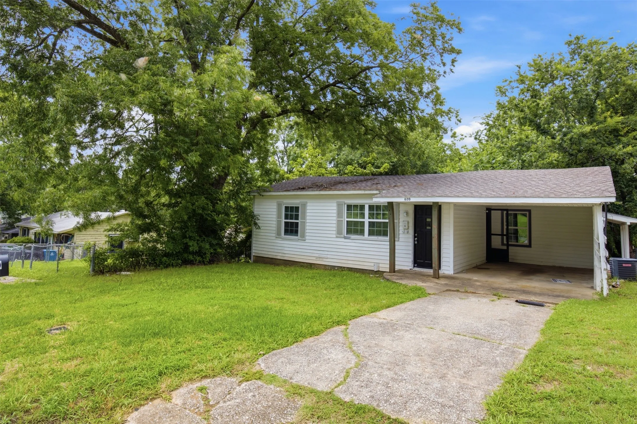 Single Family Residence For Rent in Grayson County , 620 E Sears Street, Denison, Texas 75021, 2 Bedroom, 1 Bathroom, Garage spaces, 980 Sqft, built in 1940, mls#21368271, Real Estate Agent in Denison, Homes For Rent in Grayson county, Homes For Rent in Denison, Realtor in Denison Texas, Real Estate Brokerage Independent Realty Texas, Luminita Cordes Realtor