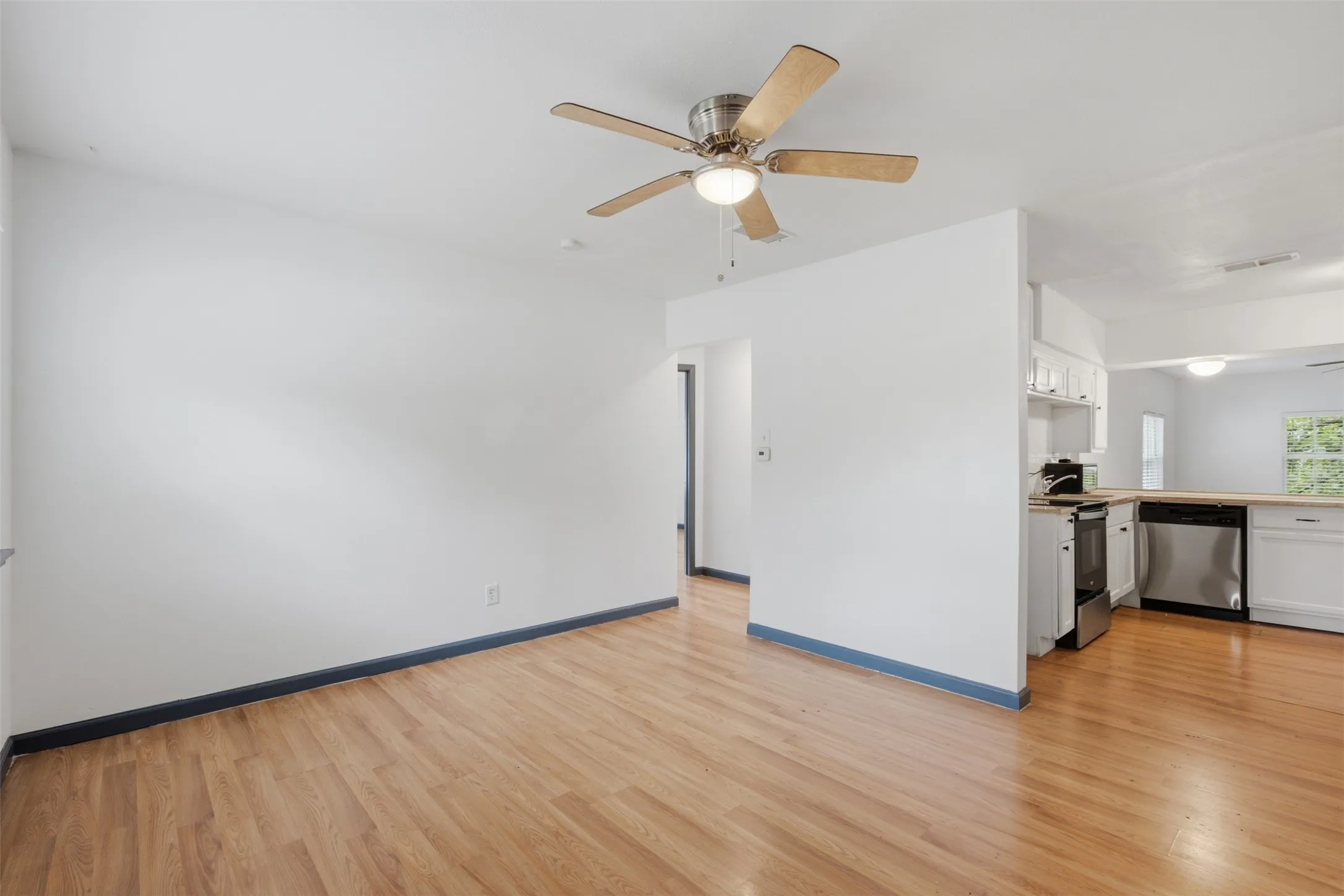 Single Family Residence For Rent in Grayson County , 620 E Sears Street, Denison, Texas 75021, 2 Bedroom, 1 Bathroom, Garage spaces, 980 Sqft, built in 1940, mls#21368271, Real Estate Agent in Denison, Homes For Rent in Grayson county, Homes For Rent in Denison, Realtor in Denison Texas, Real Estate Brokerage Independent Realty Texas, Luminita Cordes Realtor