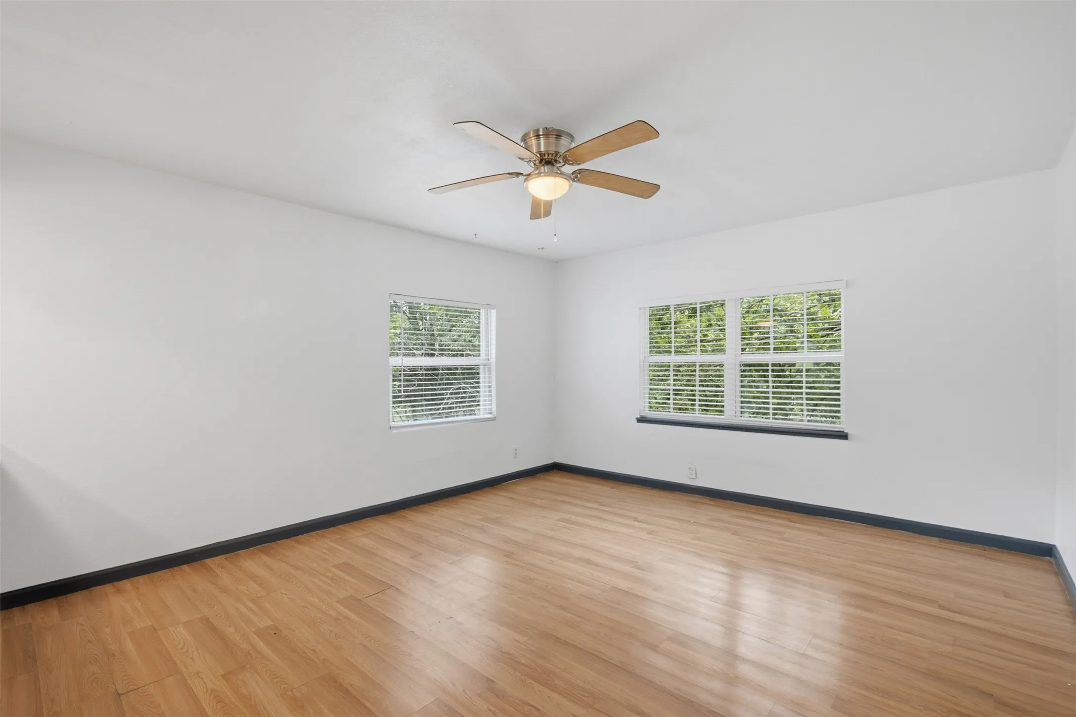 Single Family Residence For Rent in Grayson County , 620 E Sears Street, Denison, Texas 75021, 2 Bedroom, 1 Bathroom, Garage spaces, 980 Sqft, built in 1940, mls#21368271, Real Estate Agent in Denison, Homes For Rent in Grayson county, Homes For Rent in Denison, Realtor in Denison Texas, Real Estate Brokerage Independent Realty Texas, Luminita Cordes Realtor