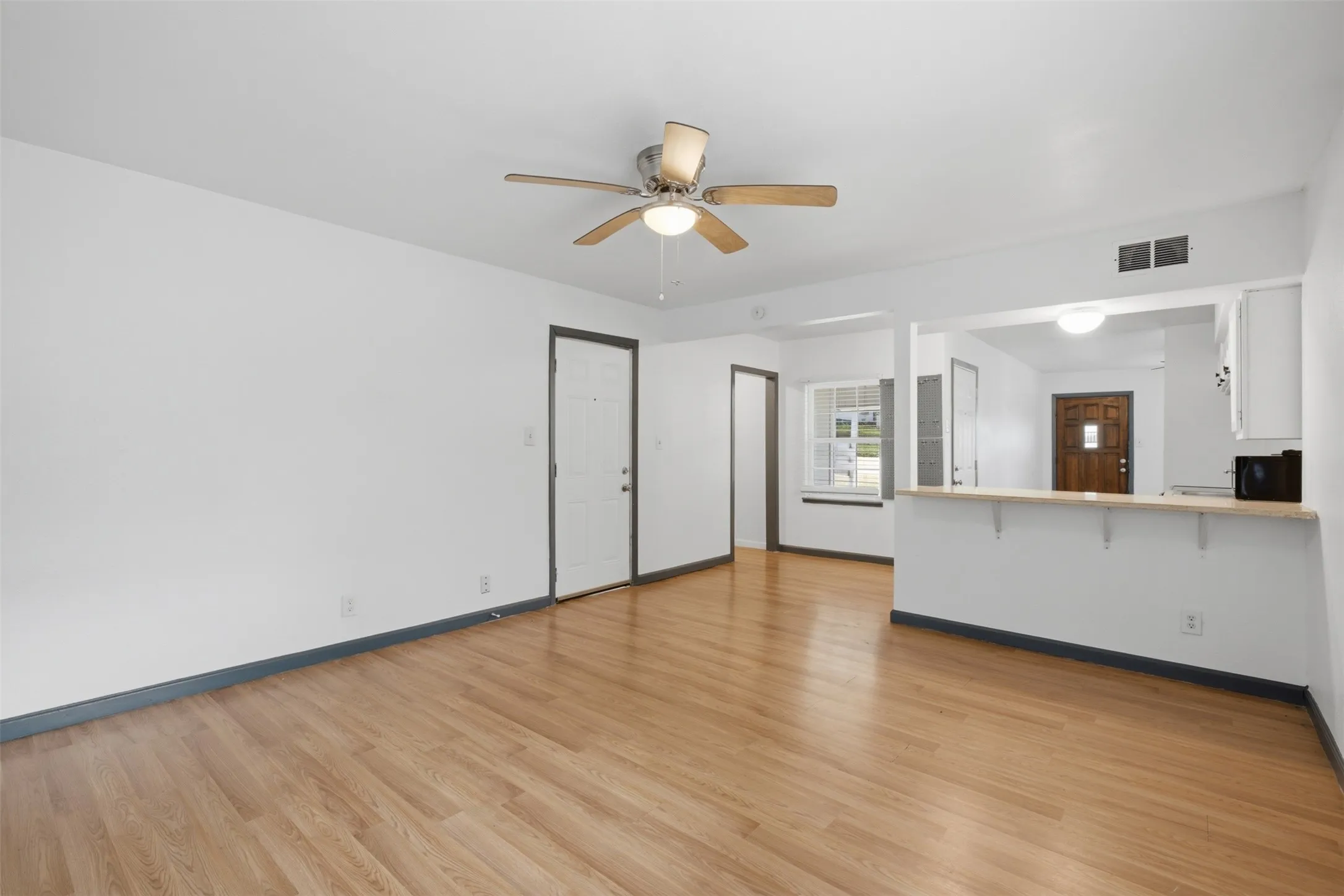 Single Family Residence For Rent in Grayson County , 620 E Sears Street, Denison, Texas 75021, 2 Bedroom, 1 Bathroom, Garage spaces, 980 Sqft, built in 1940, mls#21368271, Real Estate Agent in Denison, Homes For Rent in Grayson county, Homes For Rent in Denison, Realtor in Denison Texas, Real Estate Brokerage Independent Realty Texas, Luminita Cordes Realtor