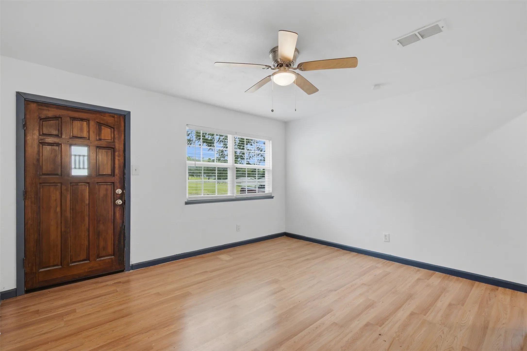 Single Family Residence For Rent in Grayson County , 620 E Sears Street, Denison, Texas 75021, 2 Bedroom, 1 Bathroom, Garage spaces, 980 Sqft, built in 1940, mls#21368271, Real Estate Agent in Denison, Homes For Rent in Grayson county, Homes For Rent in Denison, Realtor in Denison Texas, Real Estate Brokerage Independent Realty Texas, Luminita Cordes Realtor