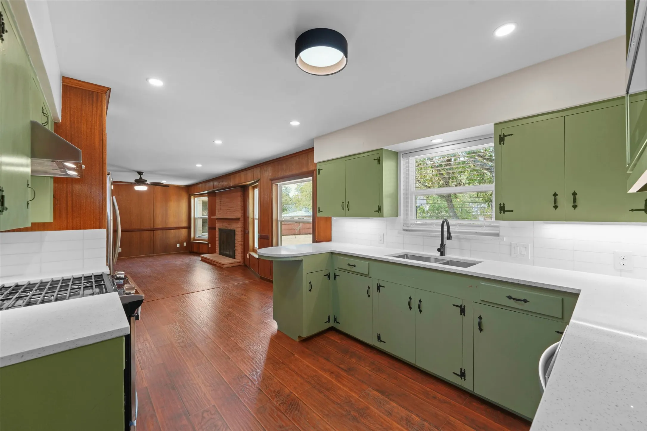 Single Family Residence For Sale in Dallas County , 223 N Crest Street, Lancaster, Texas 75146, 3 Bedroom, 2 Bathroom, 2 Garage spaces, 2,649 Sqft, built in 1954, mls#21367816, Real Estate Agent in Lancaster, Homes For Sale in Dallas county, Homes For Sale in Lancaster, Realtor in Lancaster Texas, Real Estate Brokerage Independent Realty Texas, Luminita Cordes Realtor