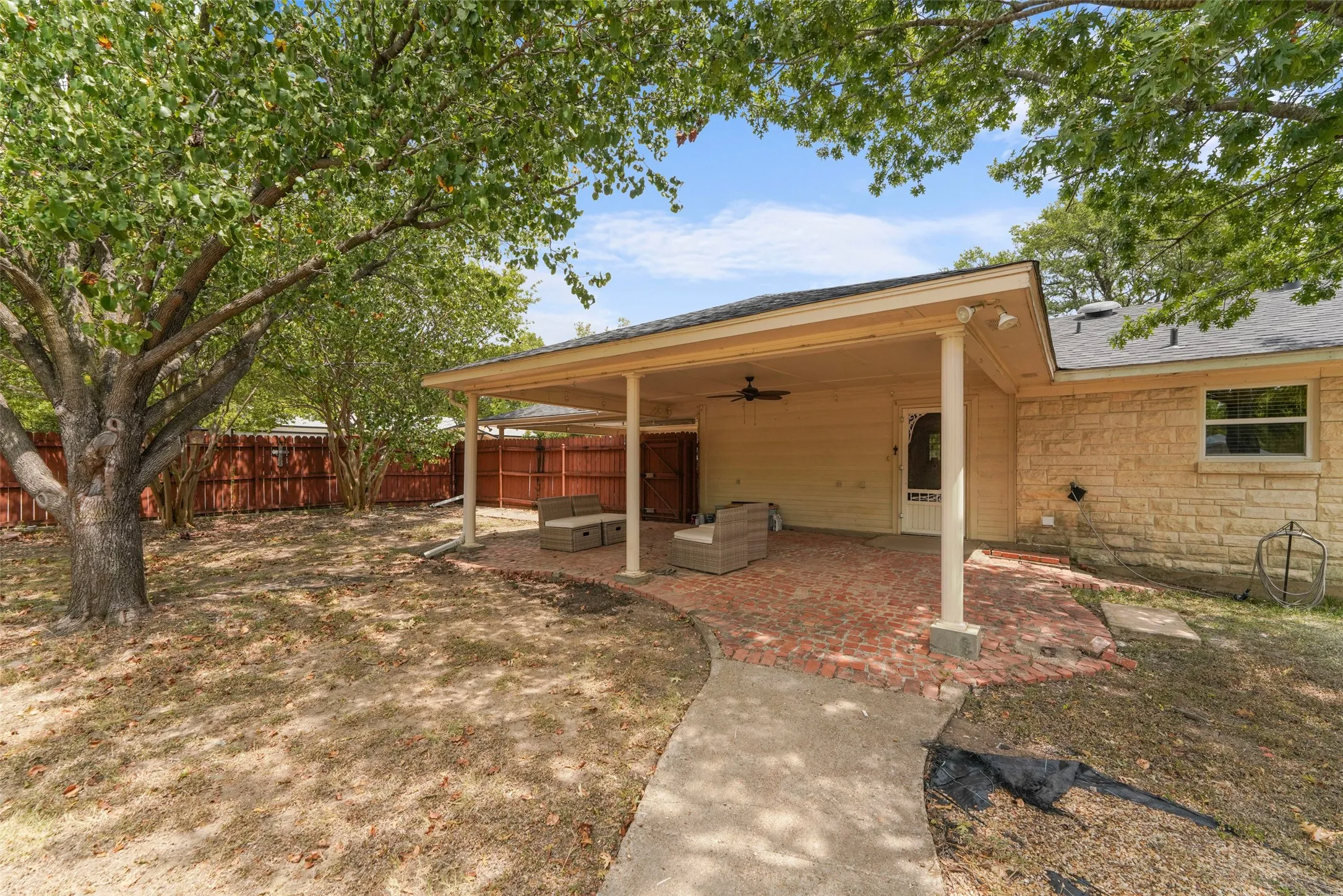 Single Family Residence For Sale in Dallas County , 223 N Crest Street, Lancaster, Texas 75146, 3 Bedroom, 2 Bathroom, 2 Garage spaces, 2,649 Sqft, built in 1954, mls#21367816, Real Estate Agent in Lancaster, Homes For Sale in Dallas county, Homes For Sale in Lancaster, Realtor in Lancaster Texas, Real Estate Brokerage Independent Realty Texas, Luminita Cordes Realtor