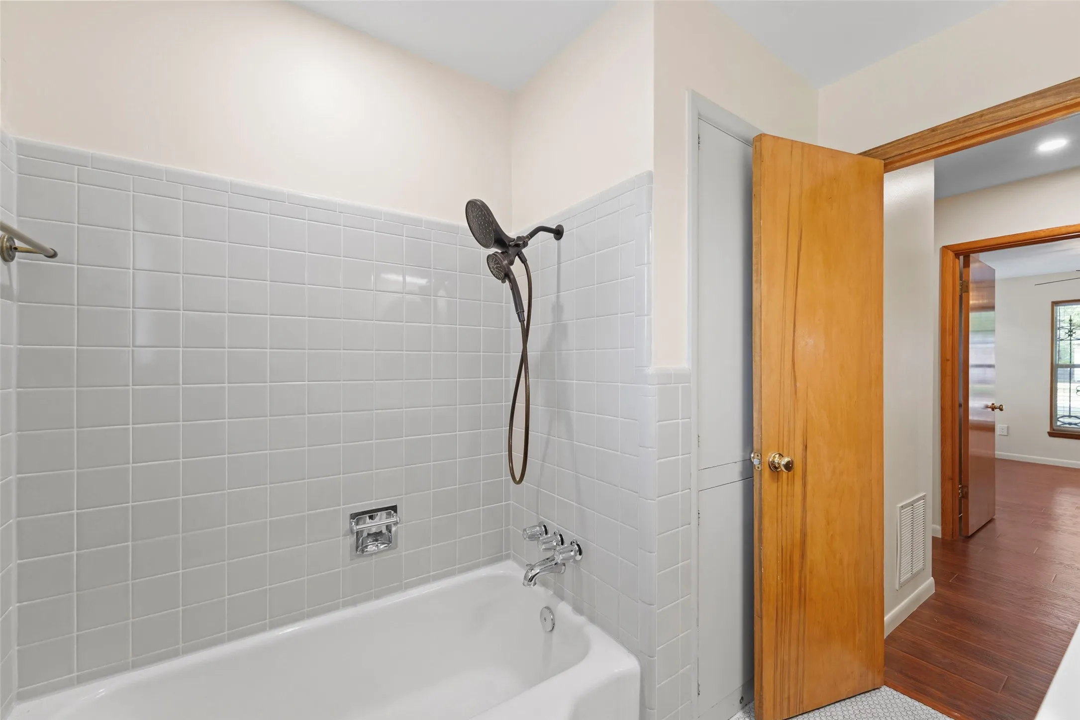 Single Family Residence For Sale in Dallas County , 223 N Crest Street, Lancaster, Texas 75146, 3 Bedroom, 2 Bathroom, 2 Garage spaces, 2,649 Sqft, built in 1954, mls#21367816, Real Estate Agent in Lancaster, Homes For Sale in Dallas county, Homes For Sale in Lancaster, Realtor in Lancaster Texas, Real Estate Brokerage Independent Realty Texas, Luminita Cordes Realtor