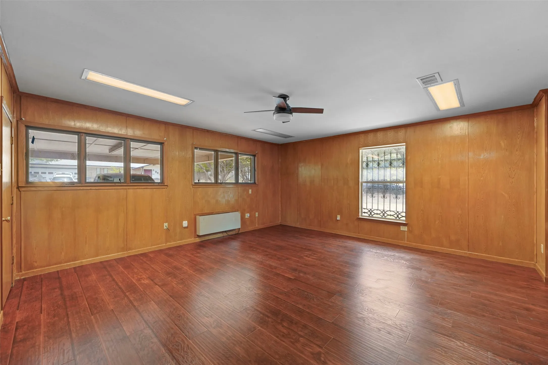 Single Family Residence For Sale in Dallas County , 223 N Crest Street, Lancaster, Texas 75146, 3 Bedroom, 2 Bathroom, 2 Garage spaces, 2,649 Sqft, built in 1954, mls#21367816, Real Estate Agent in Lancaster, Homes For Sale in Dallas county, Homes For Sale in Lancaster, Realtor in Lancaster Texas, Real Estate Brokerage Independent Realty Texas, Luminita Cordes Realtor