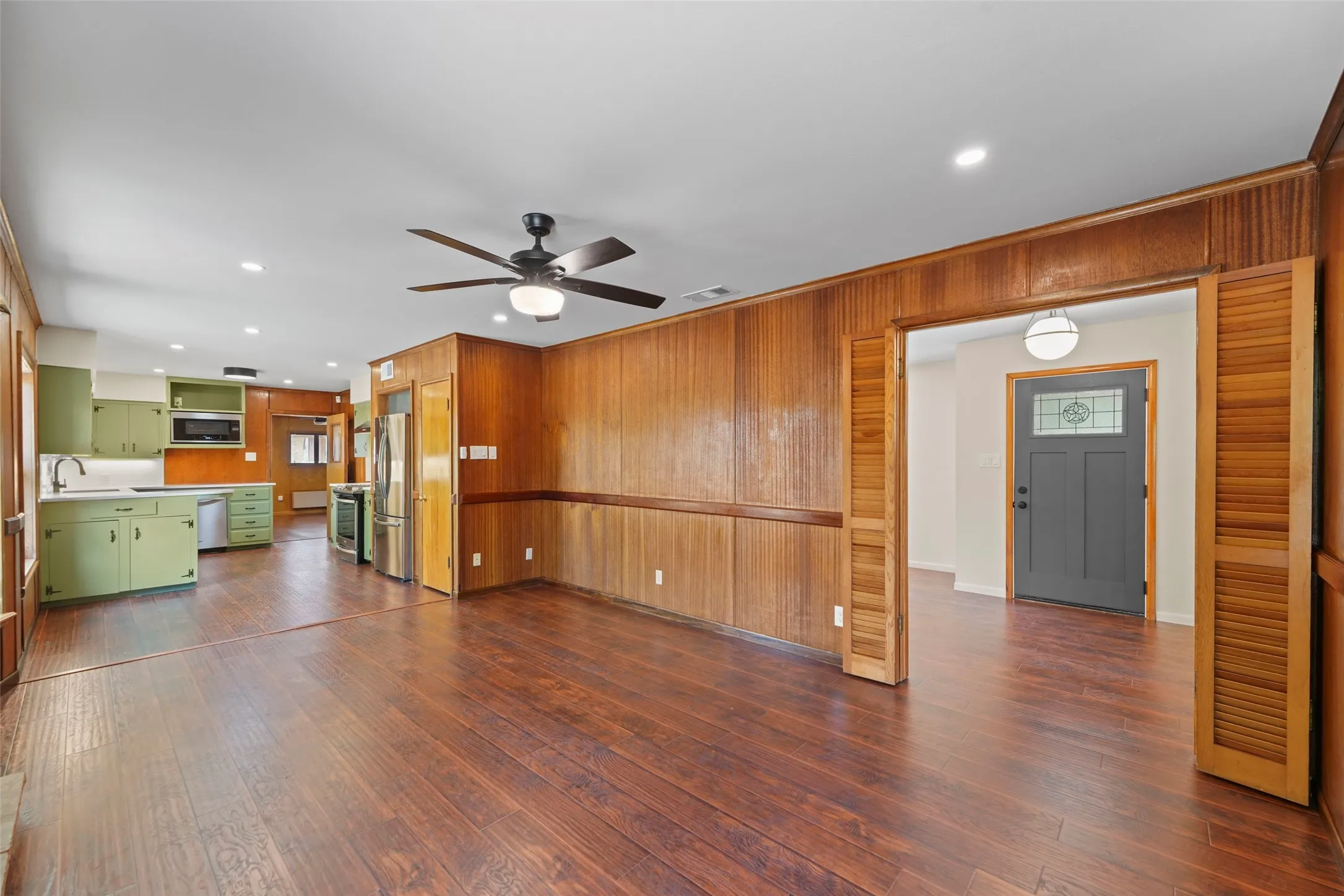 Single Family Residence For Sale in Dallas County , 223 N Crest Street, Lancaster, Texas 75146, 3 Bedroom, 2 Bathroom, 2 Garage spaces, 2,649 Sqft, built in 1954, mls#21367816, Real Estate Agent in Lancaster, Homes For Sale in Dallas county, Homes For Sale in Lancaster, Realtor in Lancaster Texas, Real Estate Brokerage Independent Realty Texas, Luminita Cordes Realtor