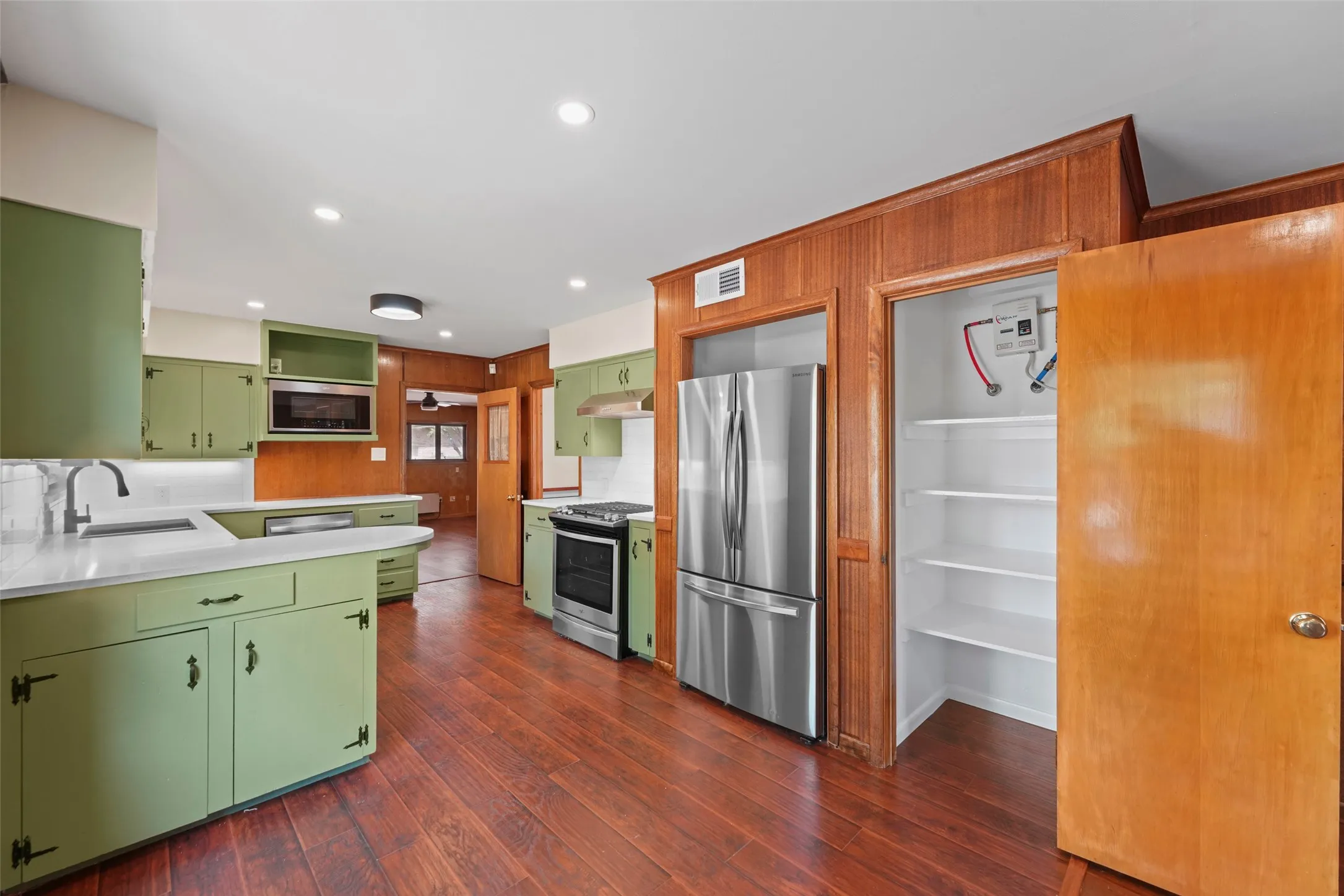 Single Family Residence For Sale in Dallas County , 223 N Crest Street, Lancaster, Texas 75146, 3 Bedroom, 2 Bathroom, 2 Garage spaces, 2,649 Sqft, built in 1954, mls#21367816, Real Estate Agent in Lancaster, Homes For Sale in Dallas county, Homes For Sale in Lancaster, Realtor in Lancaster Texas, Real Estate Brokerage Independent Realty Texas, Luminita Cordes Realtor