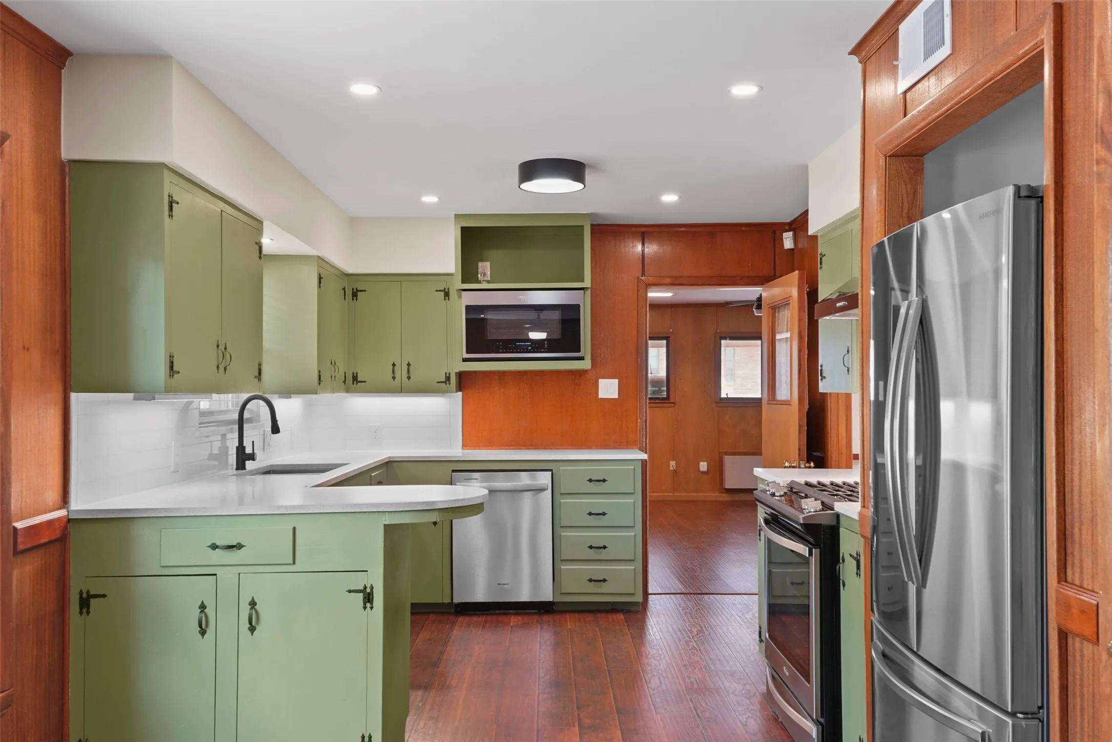 Single Family Residence For Sale in Dallas County , 223 N Crest Street, Lancaster, Texas 75146, 3 Bedroom, 2 Bathroom, 2 Garage spaces, 2,649 Sqft, built in 1954, mls#21367816, Real Estate Agent in Lancaster, Homes For Sale in Dallas county, Homes For Sale in Lancaster, Realtor in Lancaster Texas, Real Estate Brokerage Independent Realty Texas, Luminita Cordes Realtor