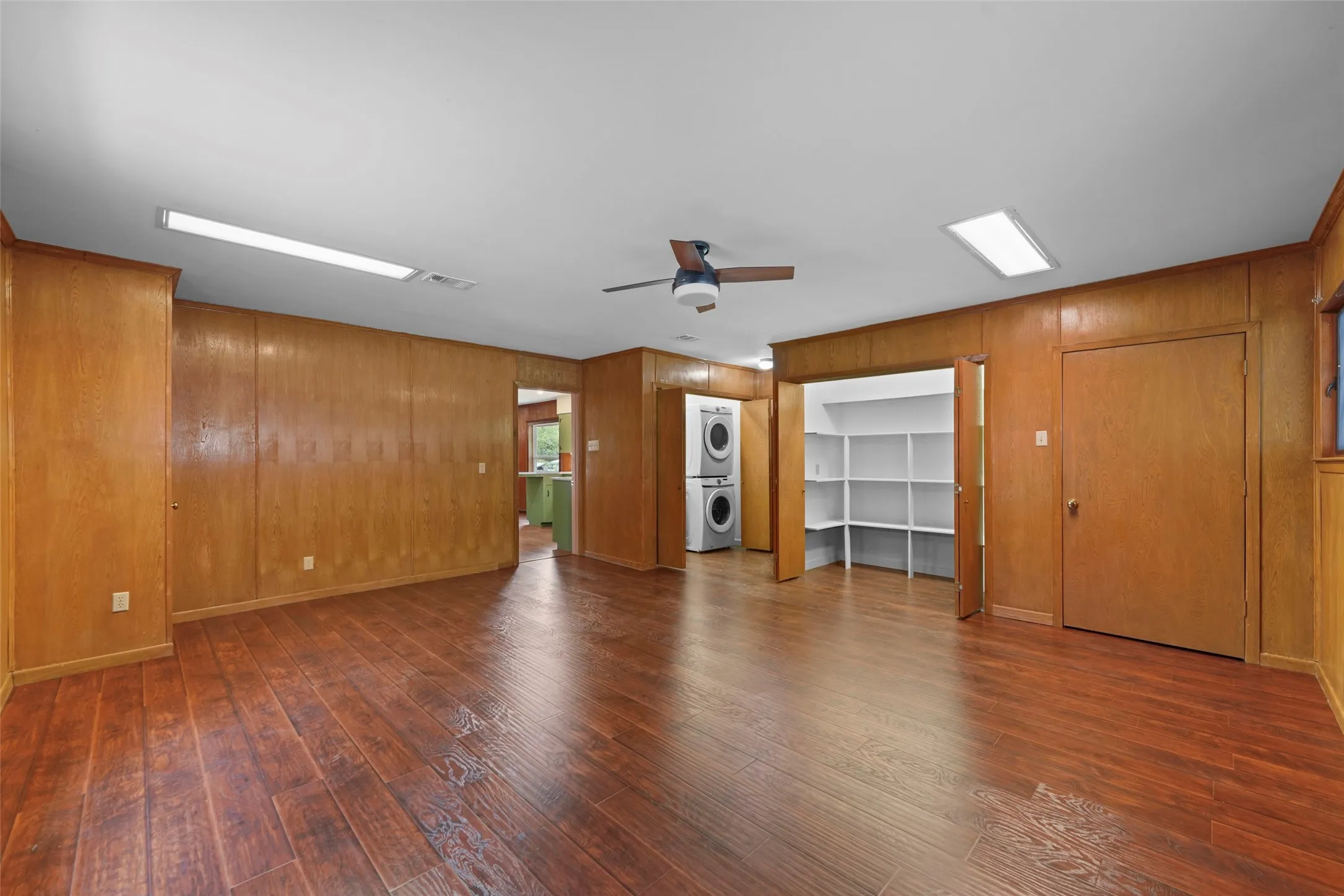 Single Family Residence For Sale in Dallas County , 223 N Crest Street, Lancaster, Texas 75146, 3 Bedroom, 2 Bathroom, 2 Garage spaces, 2,649 Sqft, built in 1954, mls#21367816, Real Estate Agent in Lancaster, Homes For Sale in Dallas county, Homes For Sale in Lancaster, Realtor in Lancaster Texas, Real Estate Brokerage Independent Realty Texas, Luminita Cordes Realtor