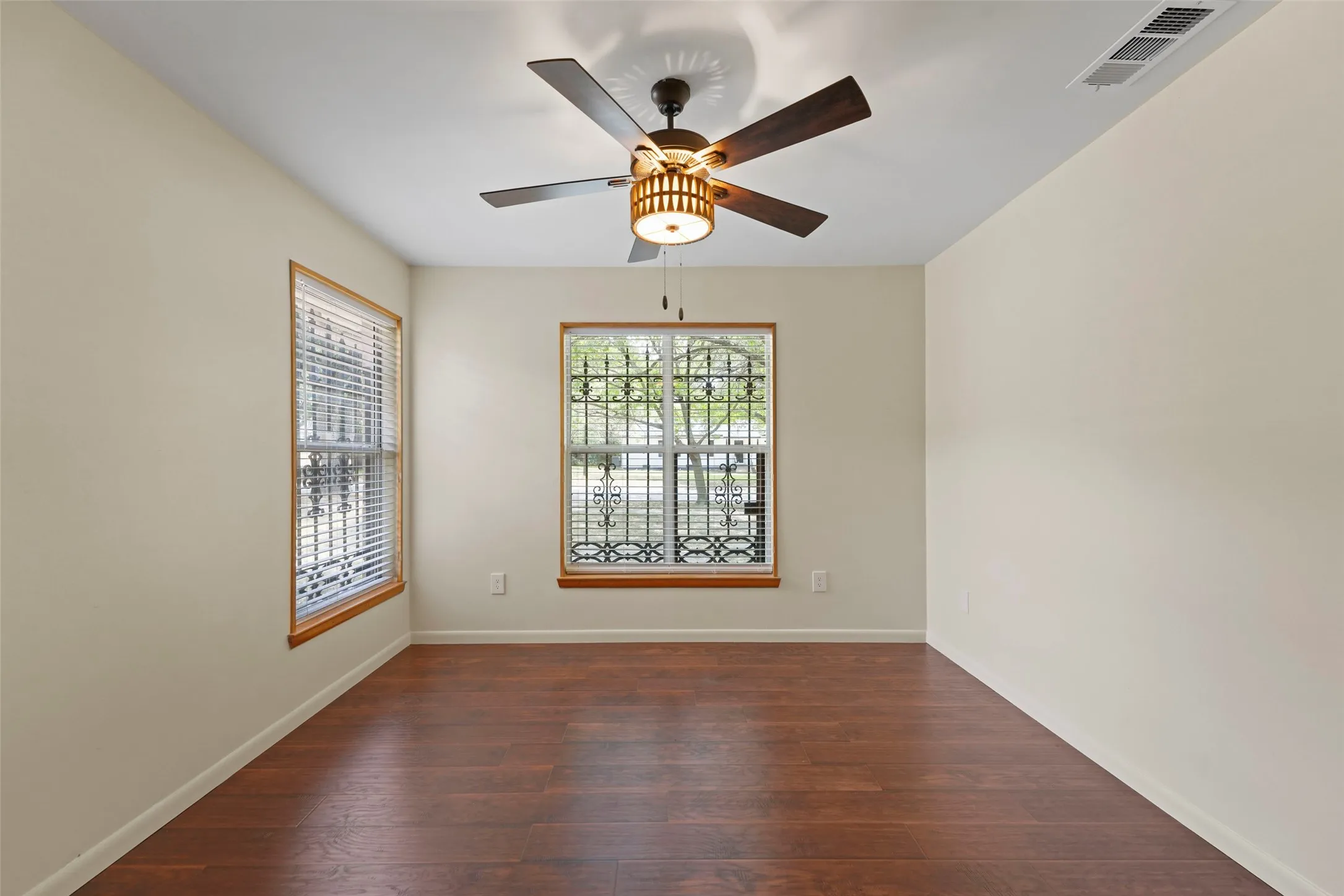 Single Family Residence For Sale in Dallas County , 223 N Crest Street, Lancaster, Texas 75146, 3 Bedroom, 2 Bathroom, 2 Garage spaces, 2,649 Sqft, built in 1954, mls#21367816, Real Estate Agent in Lancaster, Homes For Sale in Dallas county, Homes For Sale in Lancaster, Realtor in Lancaster Texas, Real Estate Brokerage Independent Realty Texas, Luminita Cordes Realtor