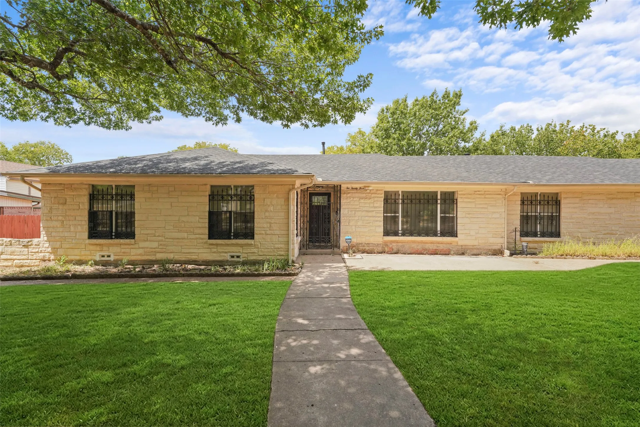 Single Family Residence For Sale in Dallas County , 223 N Crest Street, Lancaster, Texas 75146, 3 Bedroom, 2 Bathroom, 2 Garage spaces, 2,649 Sqft, built in 1954, mls#21367816, Real Estate Agent in Lancaster, Homes For Sale in Dallas county, Homes For Sale in Lancaster, Realtor in Lancaster Texas, Real Estate Brokerage Independent Realty Texas, Luminita Cordes Realtor