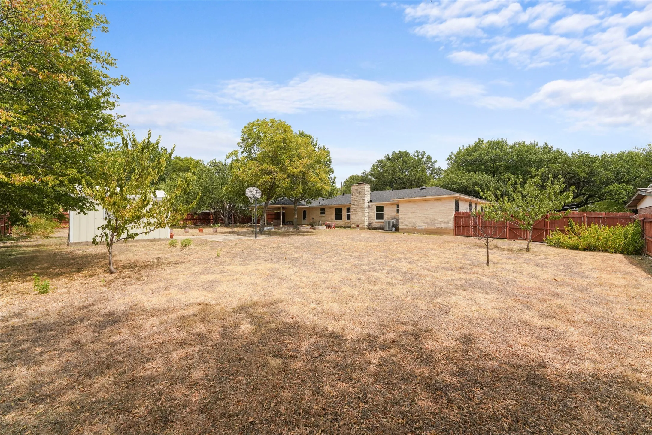Single Family Residence For Sale in Dallas County , 223 N Crest Street, Lancaster, Texas 75146, 3 Bedroom, 2 Bathroom, 2 Garage spaces, 2,649 Sqft, built in 1954, mls#21367816, Real Estate Agent in Lancaster, Homes For Sale in Dallas county, Homes For Sale in Lancaster, Realtor in Lancaster Texas, Real Estate Brokerage Independent Realty Texas, Luminita Cordes Realtor