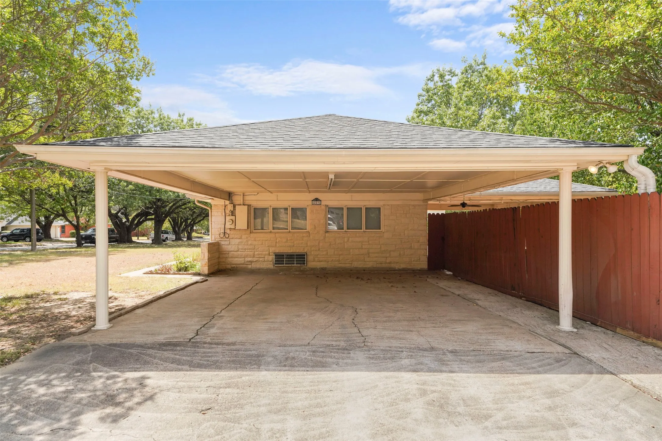 Single Family Residence For Sale in Dallas County , 223 N Crest Street, Lancaster, Texas 75146, 3 Bedroom, 2 Bathroom, 2 Garage spaces, 2,649 Sqft, built in 1954, mls#21367816, Real Estate Agent in Lancaster, Homes For Sale in Dallas county, Homes For Sale in Lancaster, Realtor in Lancaster Texas, Real Estate Brokerage Independent Realty Texas, Luminita Cordes Realtor