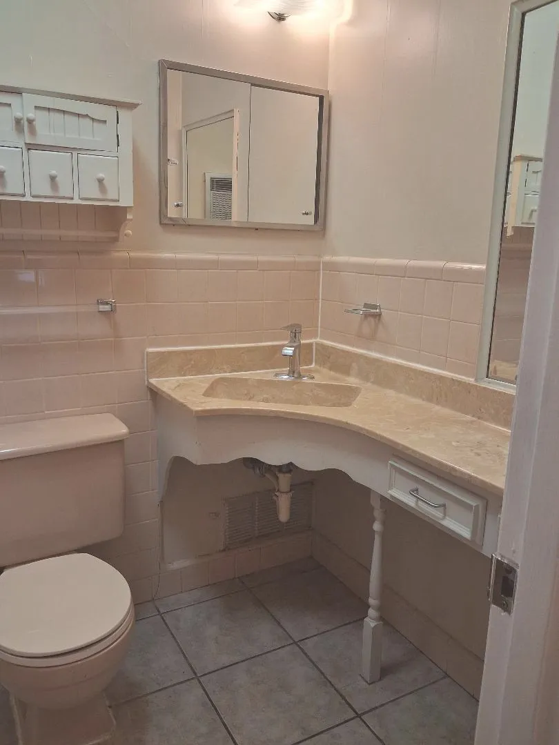 WAINSCOAT TILE MAKES FOR EASY CLEANING