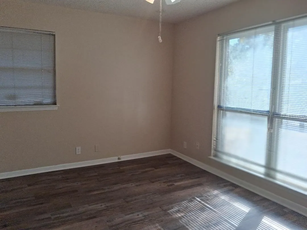 15DT X 12DR  WITH 2 WINDOWS INHANCE THE NEW FLOORING