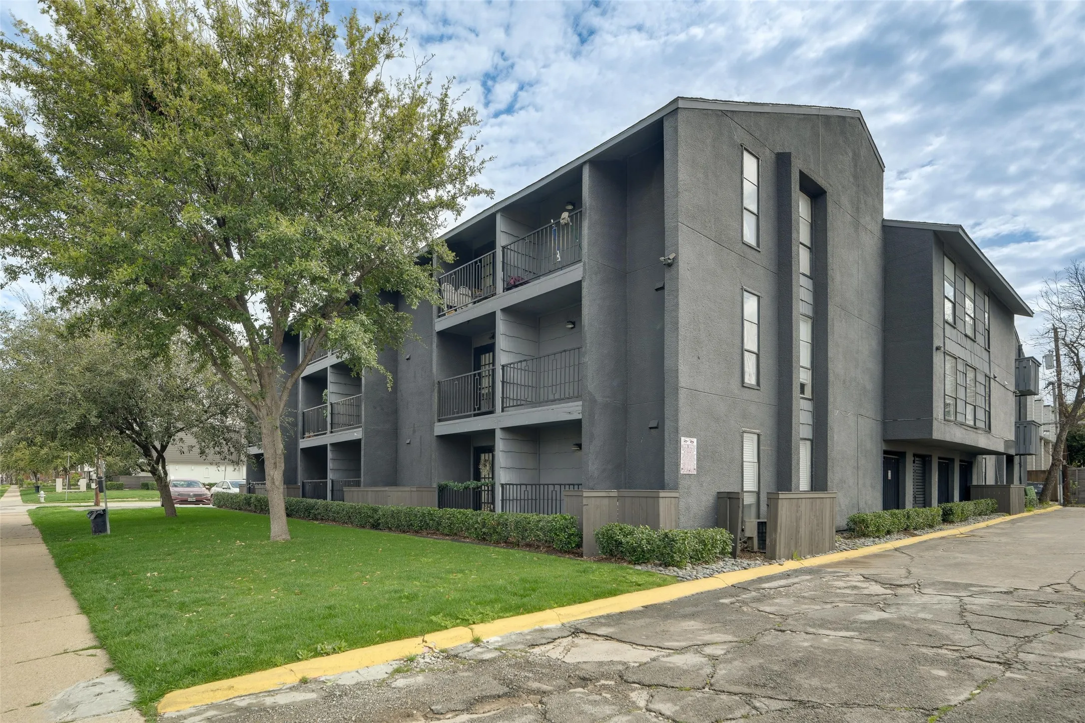 Apartment For Rent in Dallas County , 2722 Throckmorton Street 102, Dallas, Texas 75219, 0, 0, Garage spaces, 475 Sqft, built in 1974, mls#21368279, Real Estate Agent in Dallas, Homes For Rent in Dallas county, Homes For Rent in Dallas, Realtor in Dallas Texas, Real Estate Brokerage Independent Realty Texas, Luminita Cordes Realtor