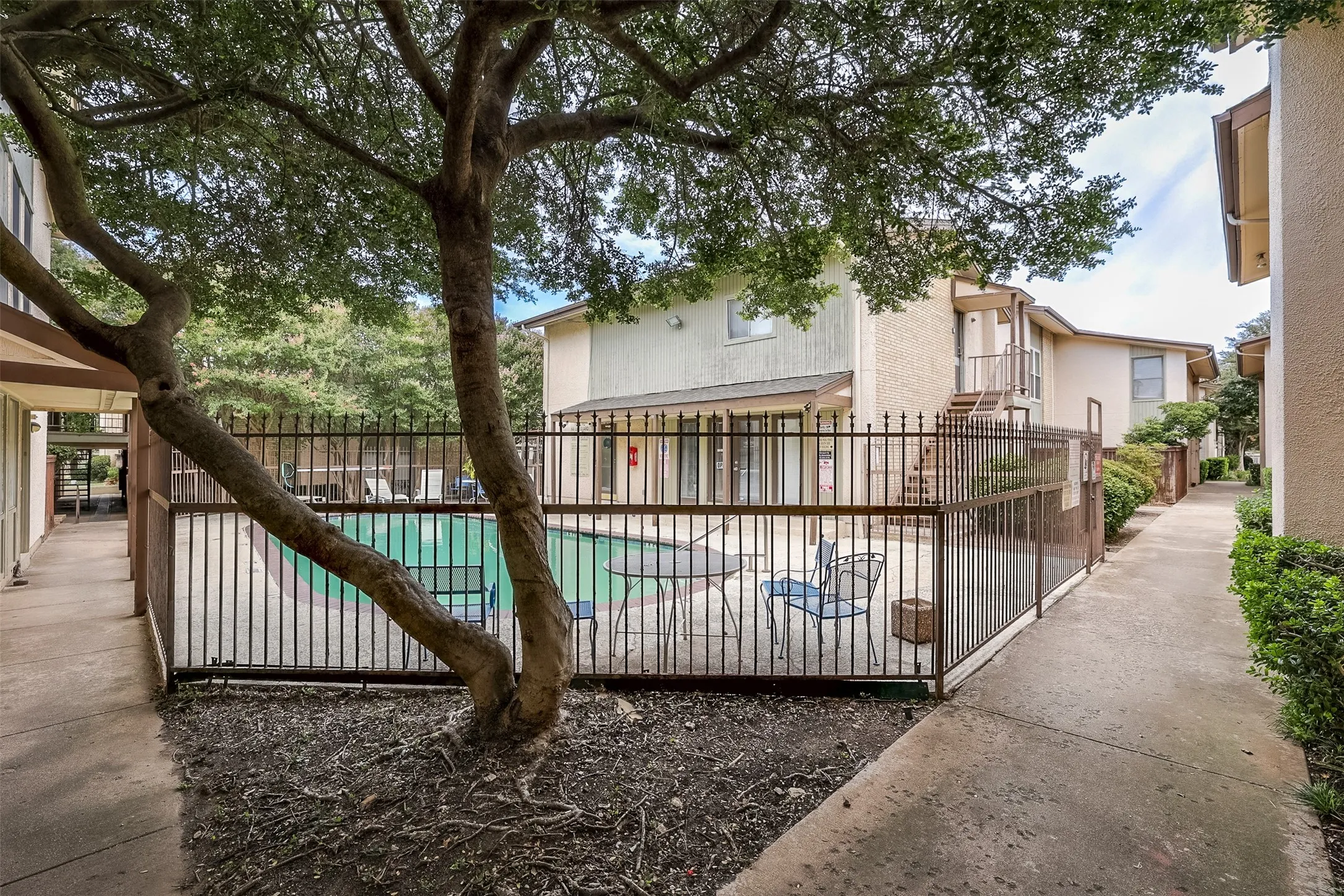 Condominium For Sale in Dallas County , 12830 Midway Road 2118, Dallas, Texas 75244, 3 Bedroom, 2 Bathroom, Garage spaces, 987 Sqft, built in 1970, mls#21367917, Real Estate Agent in Dallas, Homes For Sale in Dallas county, Homes For Sale in Dallas, Realtor in Dallas Texas, Real Estate Brokerage Independent Realty Texas, Luminita Cordes Realtor
